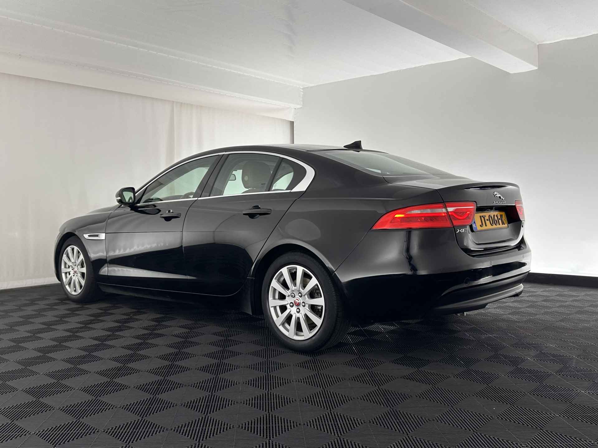 Jaguar XE 2.0 D Pure In-Control-Pack Aut. *FULL-LEATHER | NAVI-FULLMAP | COMFORT-SEATS | CAMERA | ECC | SHIFT-PADDLES | LANE-ASSIST | PDC | HEATED-SEATS | CRUISE | 17''ALU* - 4/33