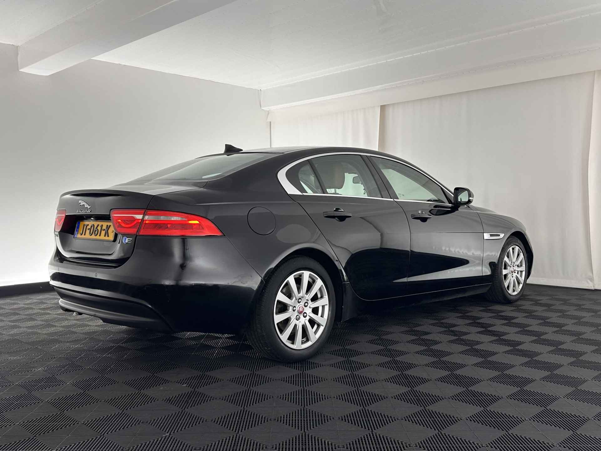 Jaguar XE 2.0 D Pure In-Control-Pack Aut. *FULL-LEATHER | NAVI-FULLMAP | COMFORT-SEATS | CAMERA | ECC | SHIFT-PADDLES | LANE-ASSIST | PDC | HEATED-SEATS | CRUISE | 17''ALU* - 6/33