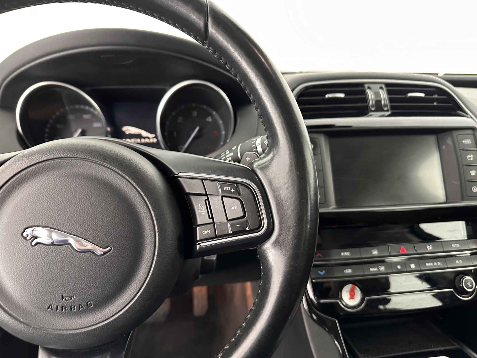 Jaguar XE 2.0 D Pure In-Control-Pack Aut. *FULL-LEATHER | NAVI-FULLMAP | COMFORT-SEATS | CAMERA | ECC | SHIFT-PADDLES | LANE-ASSIST | PDC | HEATED-SEATS | CRUISE | 17''ALU* - 17/33