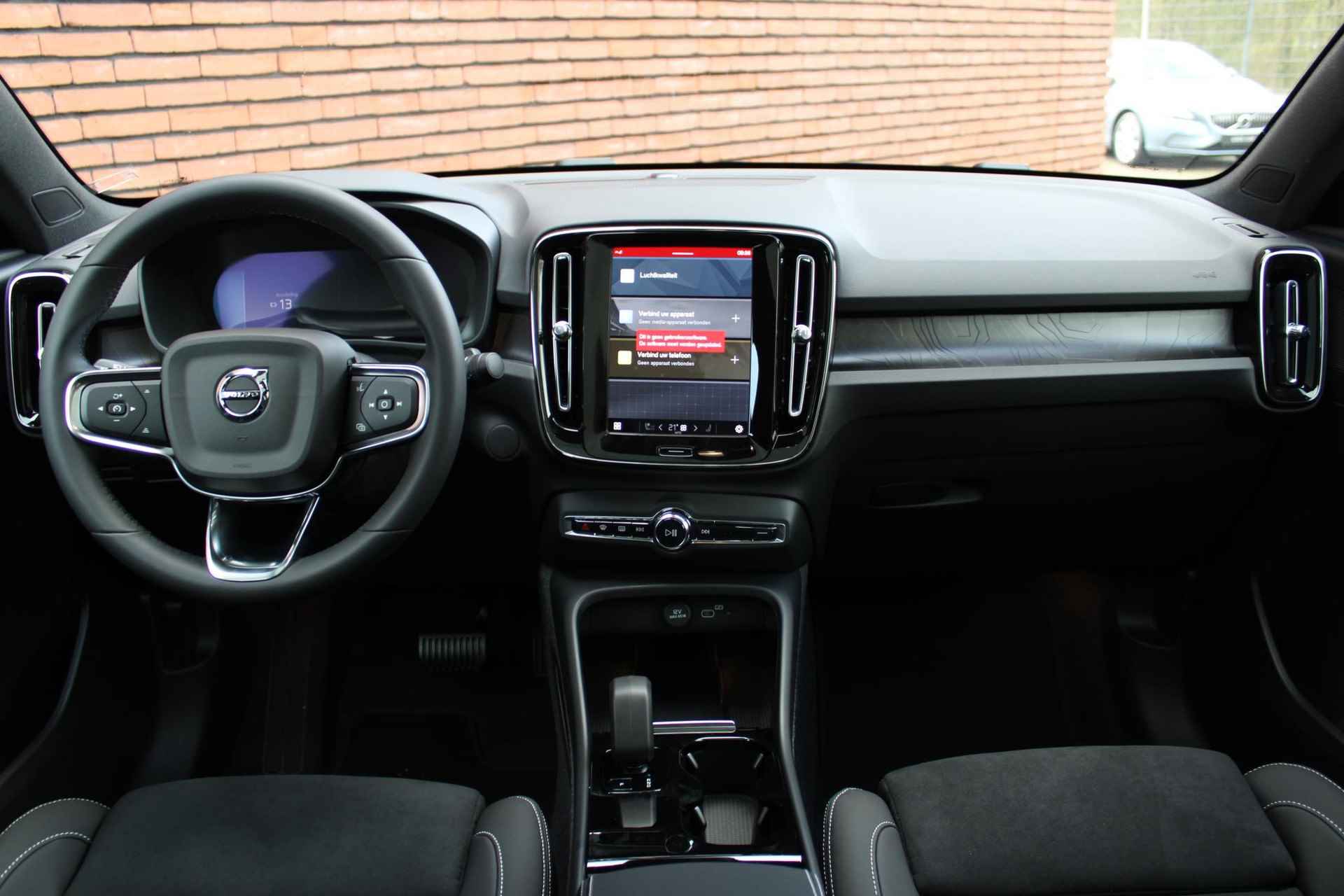 Volvo C40 Single Motor Extended Range Plus 82 kWh, Adaptieve Cruise Control, Pilot Assist, Verwarmbare voorstoelen + stuurwiel, Park Assist voor + achter, Parkeercamera, Panoramisch dak, Draadloos opladen telefoon, Keyless Entry, Getint Glas, Blind Spot Information, 19'' Lichtmetalen wielen - 5/22