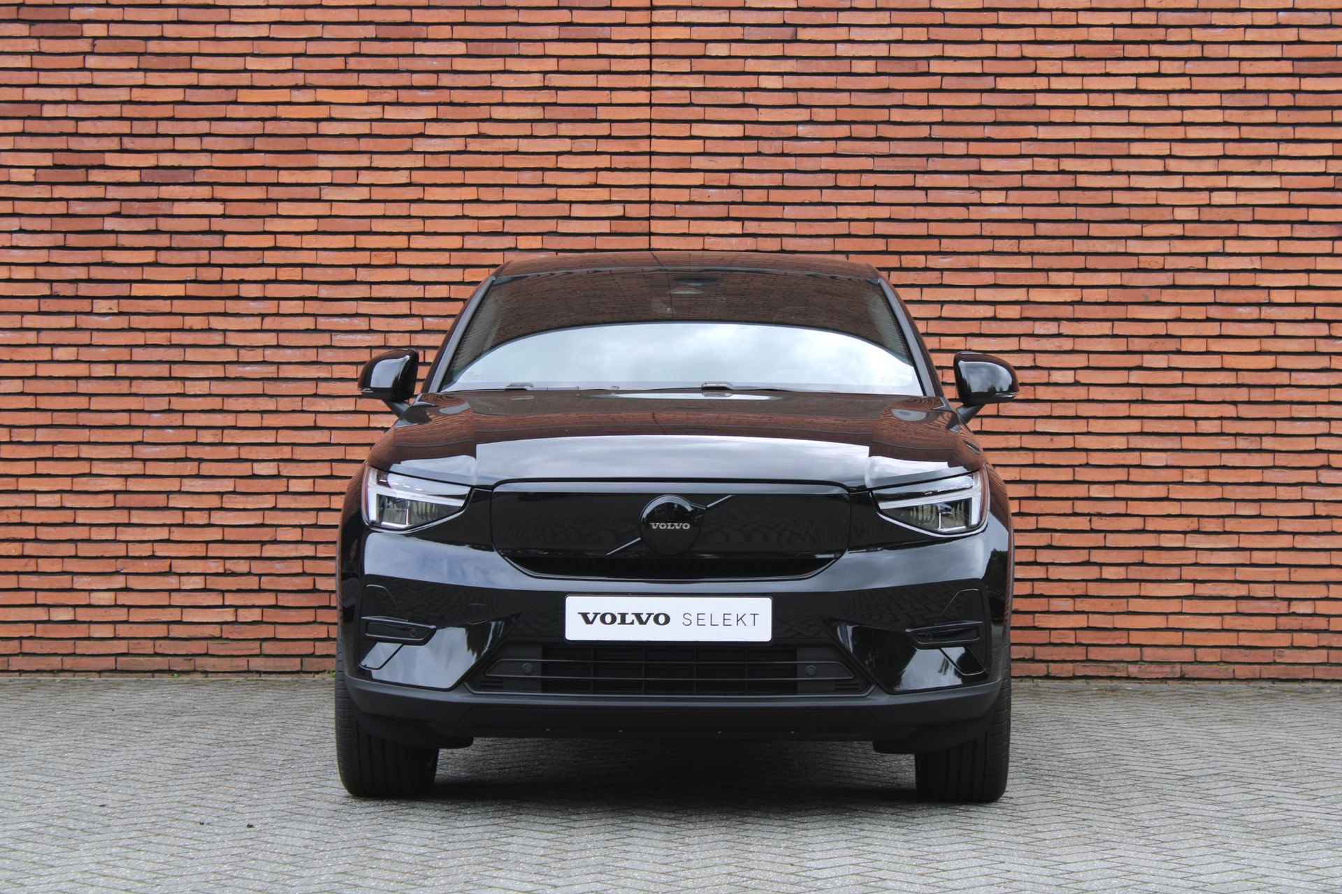 Volvo C40 Single Motor Extended Range Plus 82 kWh, Adaptieve Cruise Control, Pilot Assist, Verwarmbare voorstoelen + stuurwiel, Park Assist voor + achter, Parkeercamera, Panoramisch dak, Draadloos opladen telefoon, Keyless Entry, Getint Glas, Blind Spot Information, 19'' Lichtmetalen wielen - 17/22