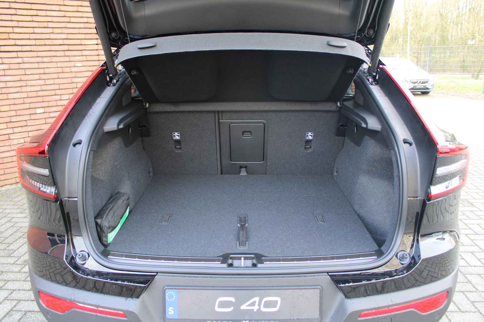 Volvo C40 Single Motor Extended Range Plus 82 kWh, Adaptieve Cruise Control, Pilot Assist, Verwarmbare voorstoelen + stuurwiel, Park Assist voor + achter, Parkeercamera, Panoramisch dak, Draadloos opladen telefoon, Keyless Entry, Getint Glas, Blind Spot Information, 19'' Lichtmetalen wielen - 19/22