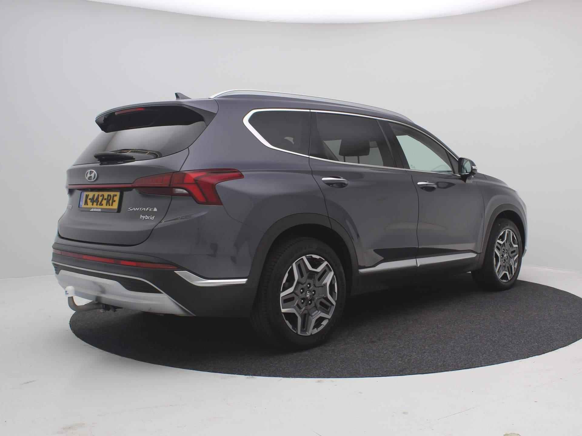 Hyundai Santa Fe 1.6 T-GDI HEV 230PK Premium Sky 7-Persoons 7p / Trekhaak 1650kg Trekgewicht / Fabrieksgarantie tot 4-2-2026  / Glazen schuif- en kanteldak  / Head Up Display HUD  / Lederen bekleding  / Adaptief cruise control  / - 3/72