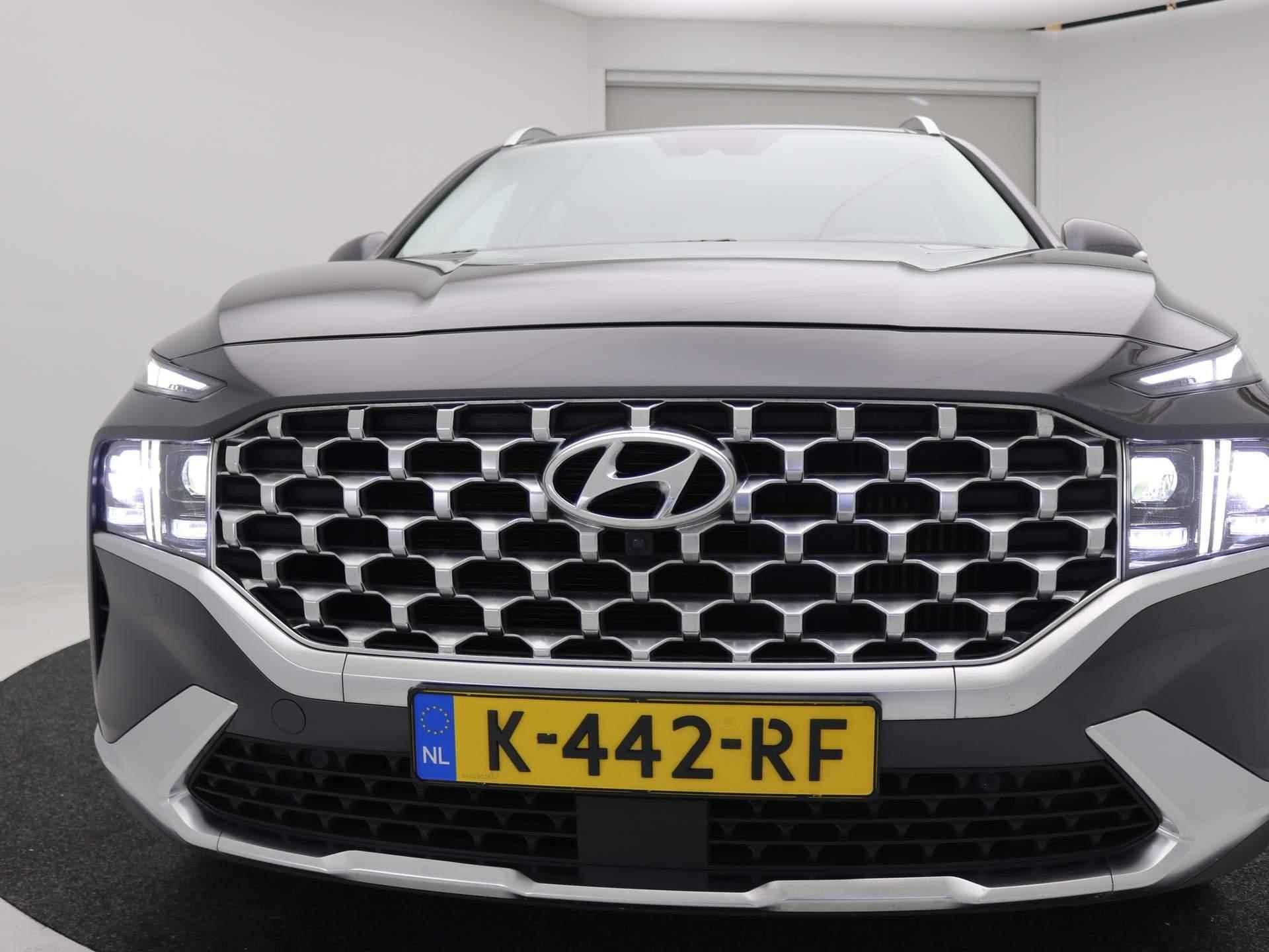 Hyundai Santa Fe 1.6 T-GDI HEV 230PK Premium Sky 7-Persoons 7p / Trekhaak 1650kg Trekgewicht / Fabrieksgarantie tot 4-2-2026  / Glazen schuif- en kanteldak  / Head Up Display HUD  / Lederen bekleding  / Adaptief cruise control  / - 59/72