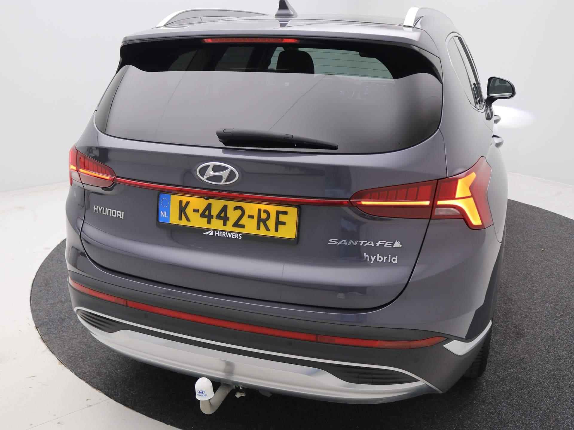 Hyundai Santa Fe 1.6 T-GDI HEV 230PK Premium Sky 7-Persoons 7p / Trekhaak 1650kg Trekgewicht / Fabrieksgarantie tot 4-2-2026  / Glazen schuif- en kanteldak  / Head Up Display HUD  / Lederen bekleding  / Adaptief cruise control  / - 70/72