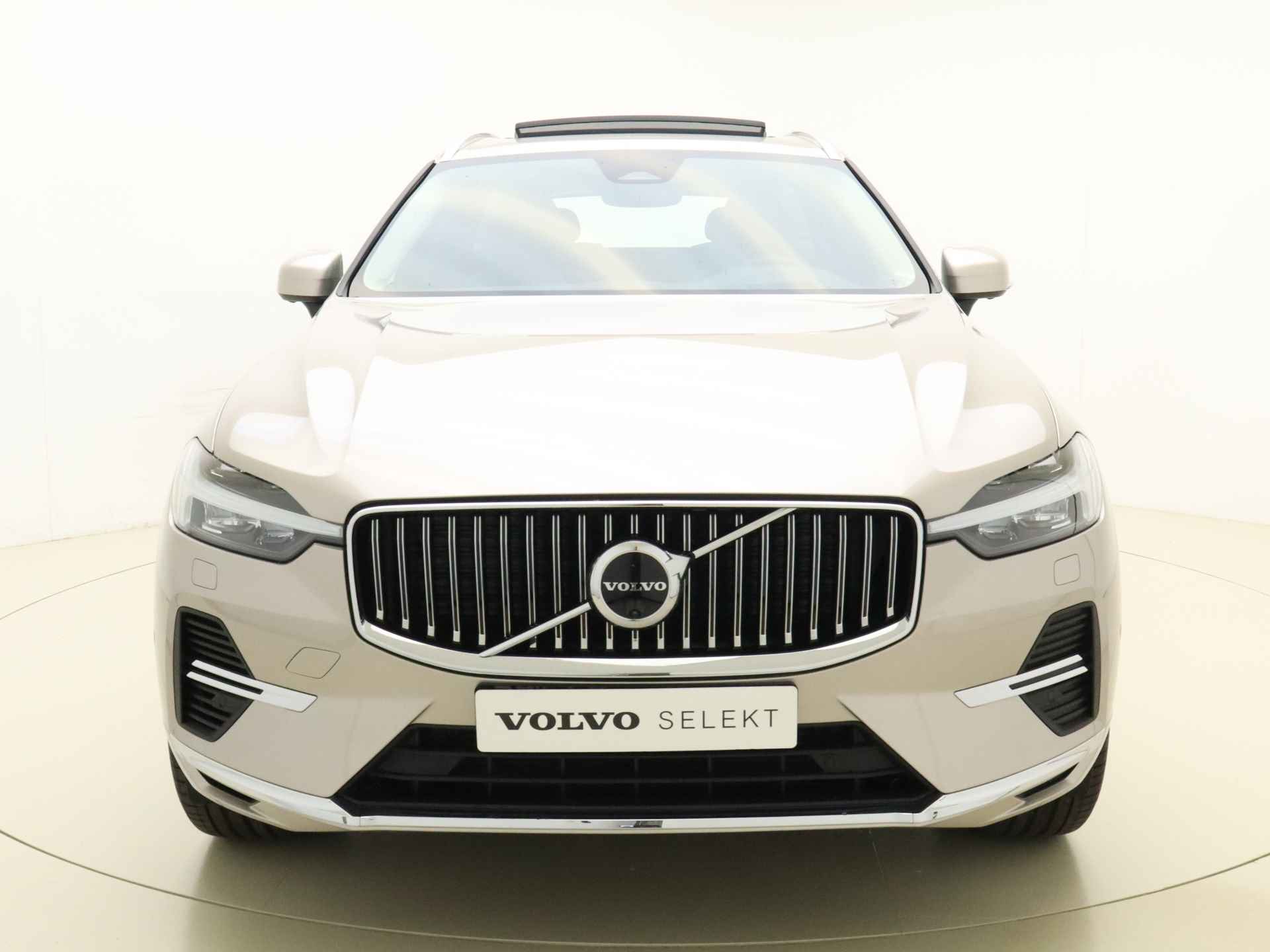 Volvo XC60 T6 350pk AWD Ultimate Bright / NIEUW / DIRECT LEVERBAAR / Luchtvering / Dubbel glas / Massage / 360 Camera / Ventilatie / 21'' / - 4/49