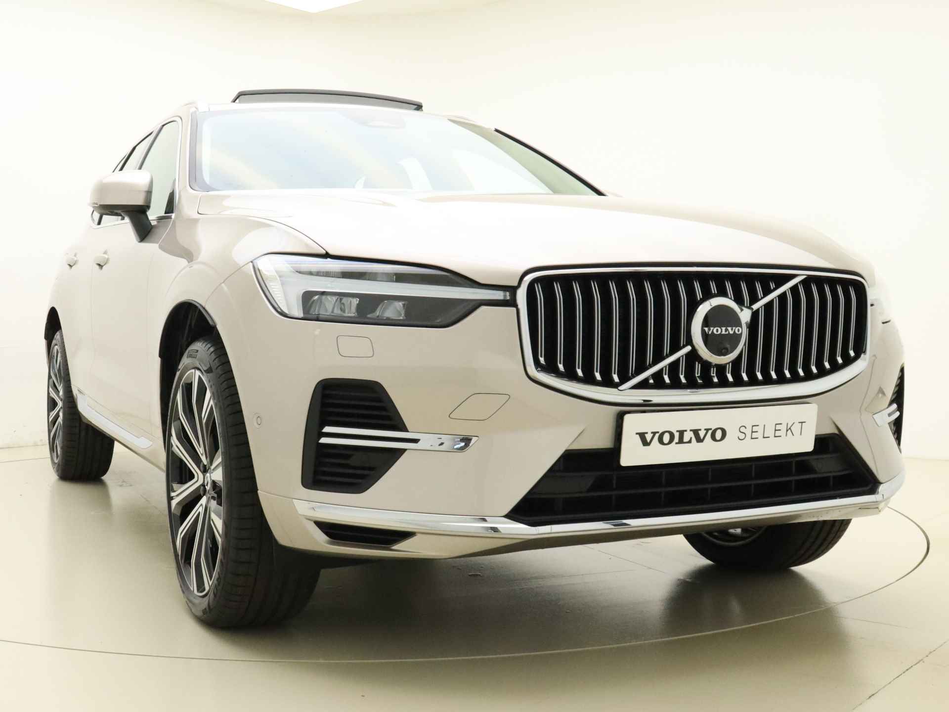 Volvo XC60 T6 350pk AWD Ultimate Bright / NIEUW / DIRECT LEVERBAAR / Luchtvering / Dubbel glas / Massage / 360 Camera / Ventilatie / 21'' / - 21/49