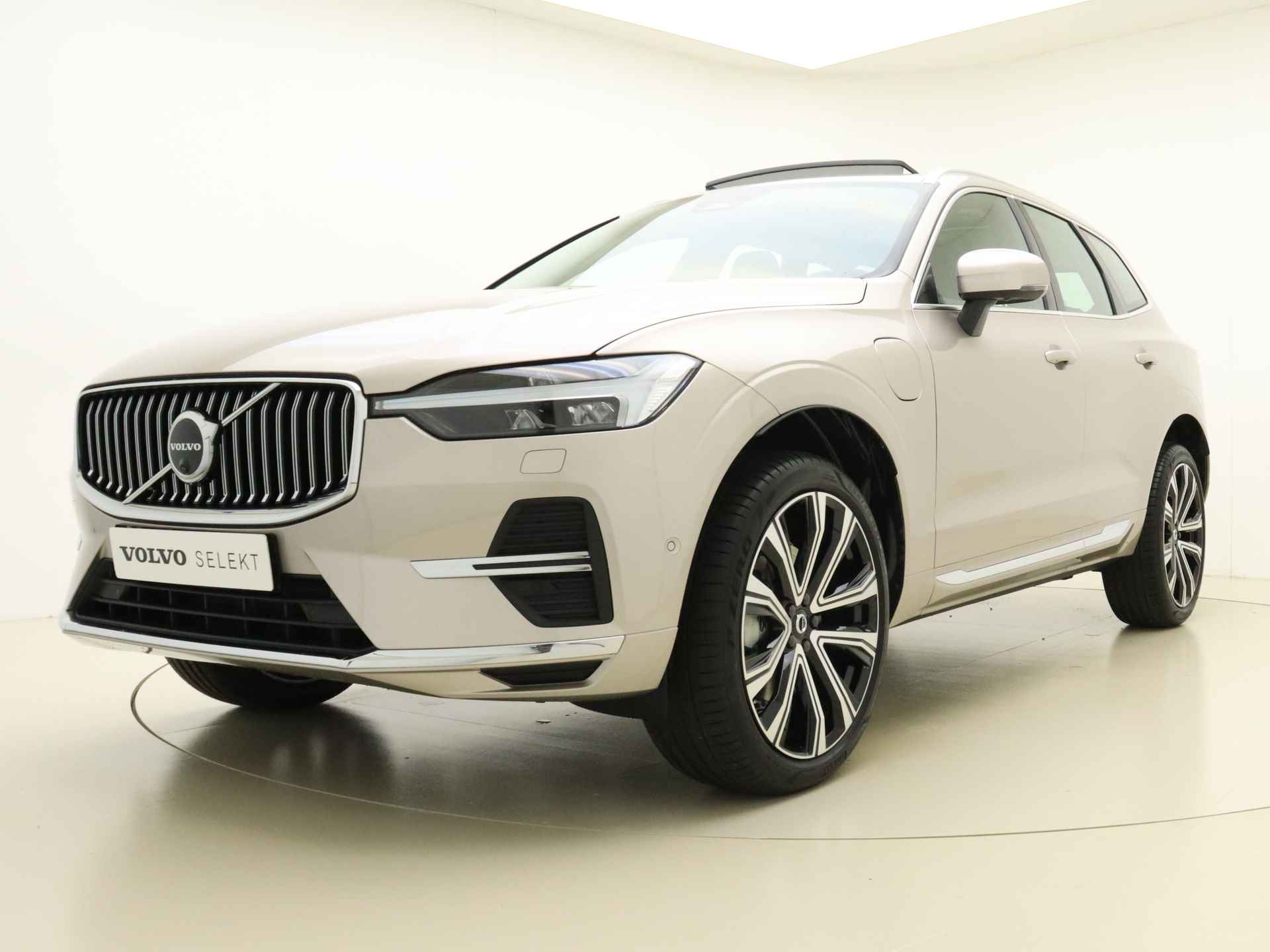 Volvo XC60 T6 350pk AWD Ultimate Bright / NIEUW / DIRECT LEVERBAAR / Luchtvering / Dubbel glas / Massage / 360 Camera / Ventilatie / 21'' / - 26/49