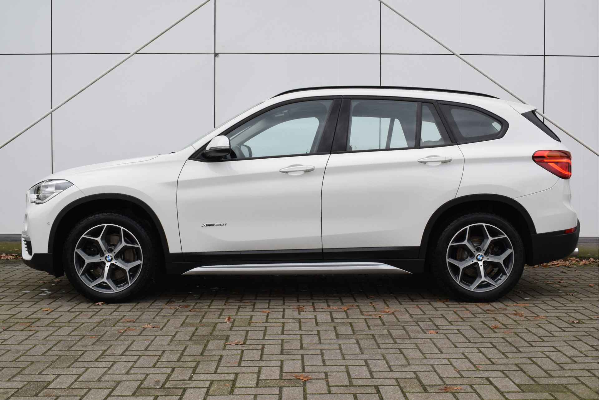 BMW X1 xDrive20i xLine Automaat / Panoramadak / LED / Park Assistant / Stoelverwarming / Cruise Control - 2/25