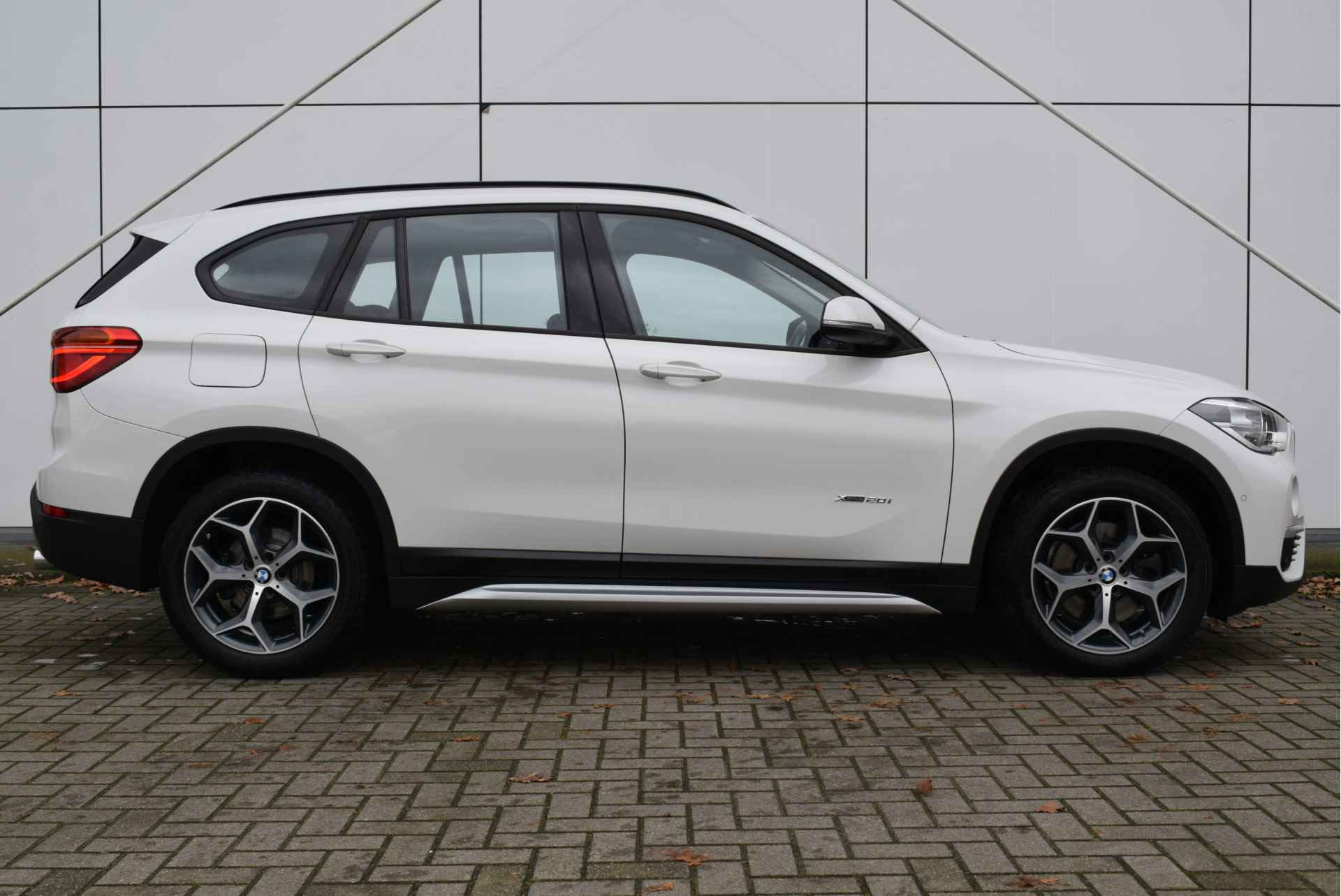 BMW X1 xDrive20i xLine Automaat / Panoramadak / LED / Park Assistant / Stoelverwarming / Cruise Control - 10/25