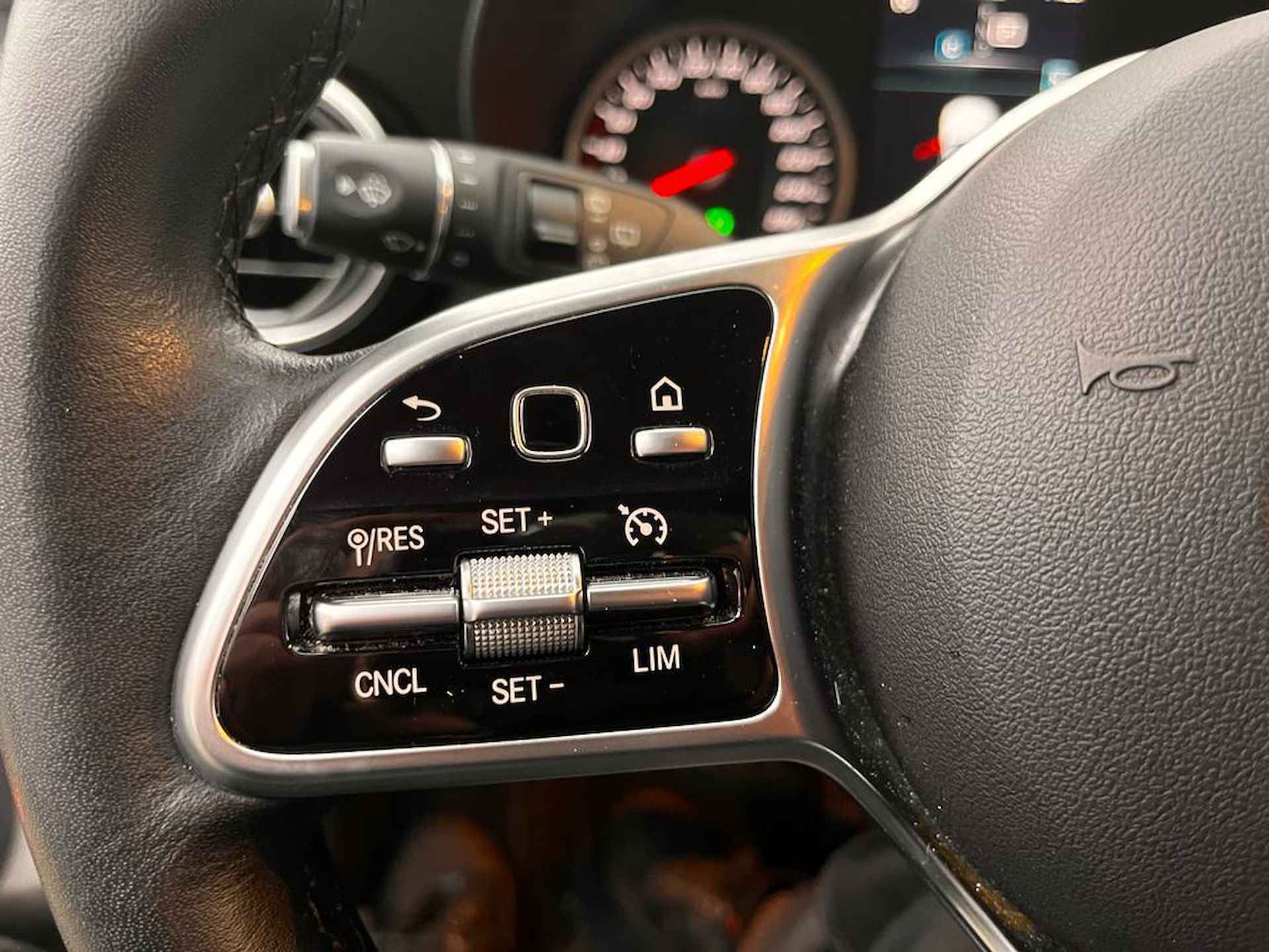 Mercedes-Benz GLC 200 Business Solution Limited Leer/Automaat/Ecc/Navigatie/AMG optiek - 13/37