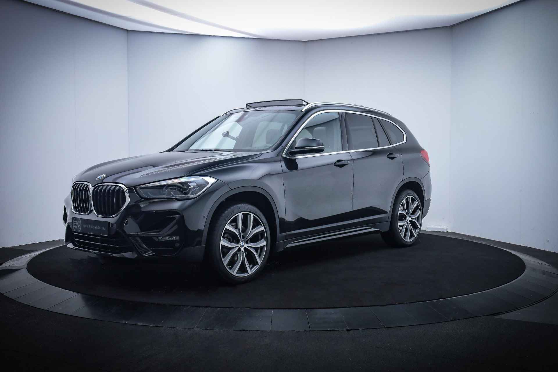 BMW X1 18iA INNOVATION SPORT PANO/DAKOTA LEDER/FULL LED/CAMERA/AMBIENT LIGHT/CLIMA/CRUISE/ELEK KLEP/LMV 19'' - 1/25