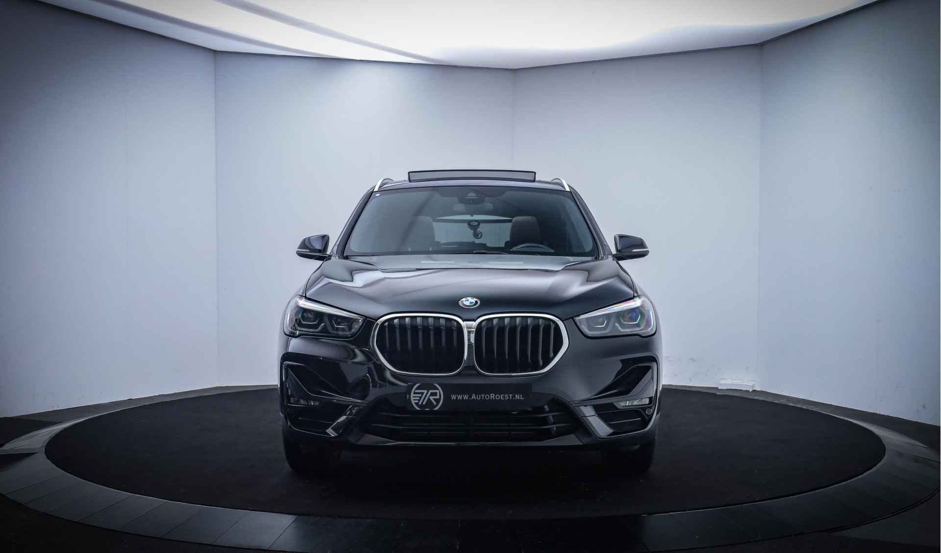 BMW X1 18iA INNOVATION SPORT PANO/DAKOTA LEDER/FULL LED/CAMERA/AMBIENT LIGHT/CLIMA/CRUISE/ELEK KLEP/LMV 19'' - 2/25