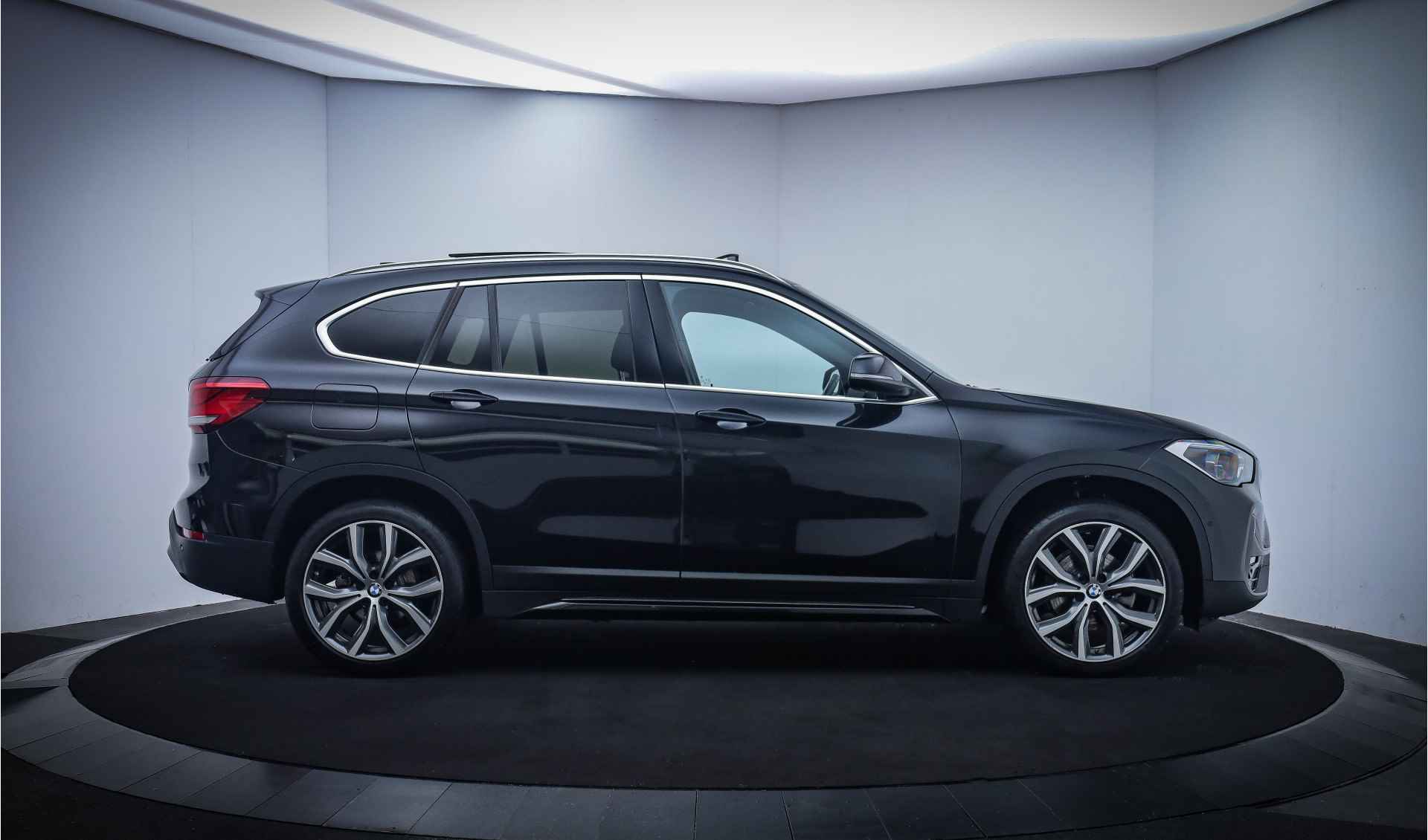 BMW X1 18iA INNOVATION SPORT PANO/DAKOTA LEDER/FULL LED/CAMERA/AMBIENT LIGHT/CLIMA/CRUISE/ELEK KLEP/LMV 19'' - 4/25