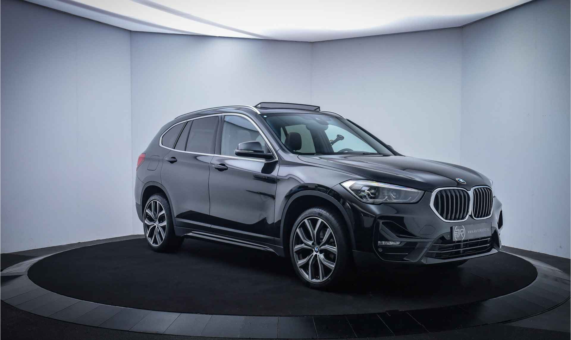 BMW X1 18iA INNOVATION SPORT PANO/DAKOTA LEDER/FULL LED/CAMERA/AMBIENT LIGHT/CLIMA/CRUISE/ELEK KLEP/LMV 19'' - 3/25