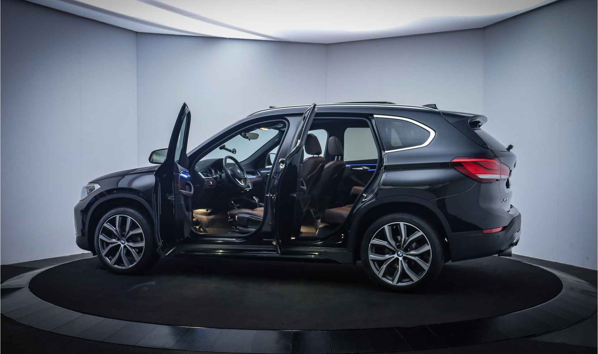 BMW X1 18iA INNOVATION SPORT PANO/DAKOTA LEDER/FULL LED/CAMERA/AMBIENT LIGHT/CLIMA/CRUISE/ELEK KLEP/LMV 19'' - 9/25