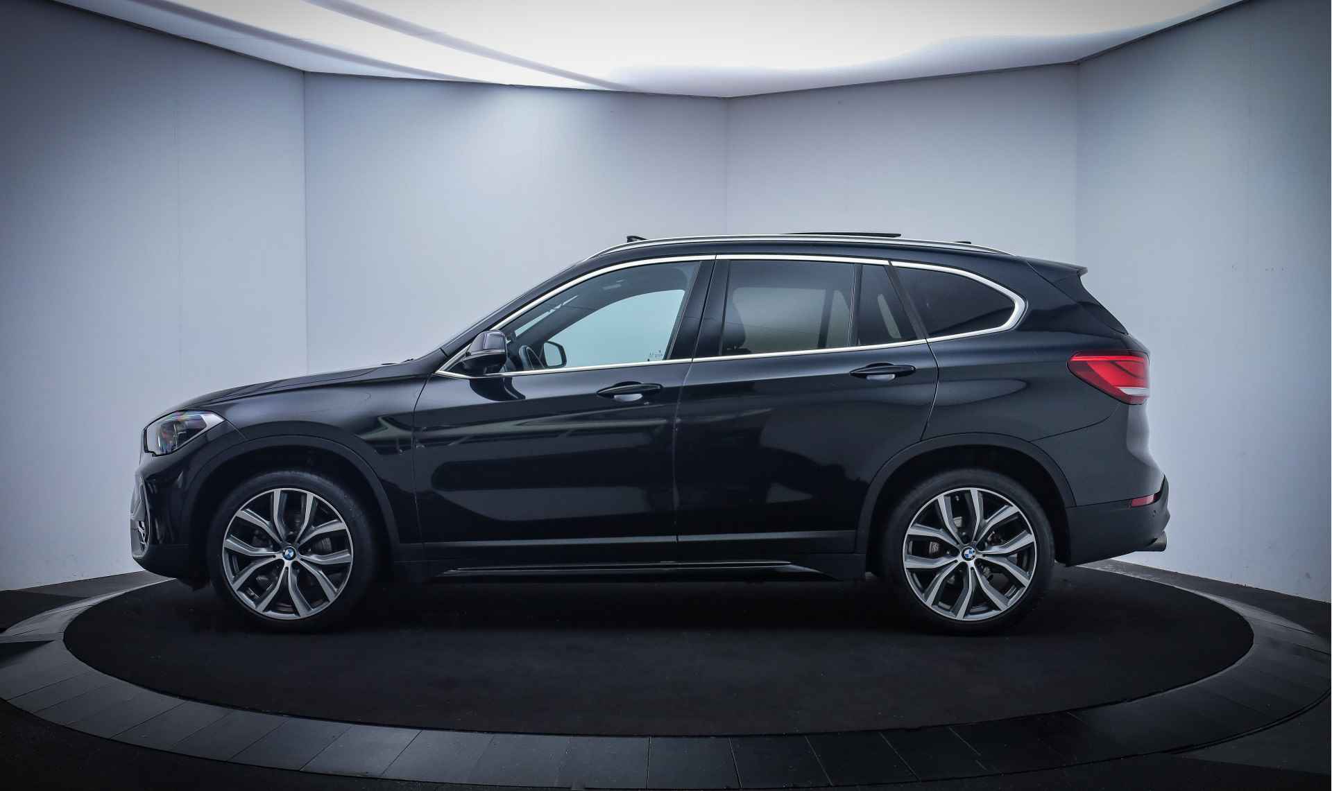 BMW X1 18iA INNOVATION SPORT PANO/DAKOTA LEDER/FULL LED/CAMERA/AMBIENT LIGHT/CLIMA/CRUISE/ELEK KLEP/LMV 19'' - 12/25