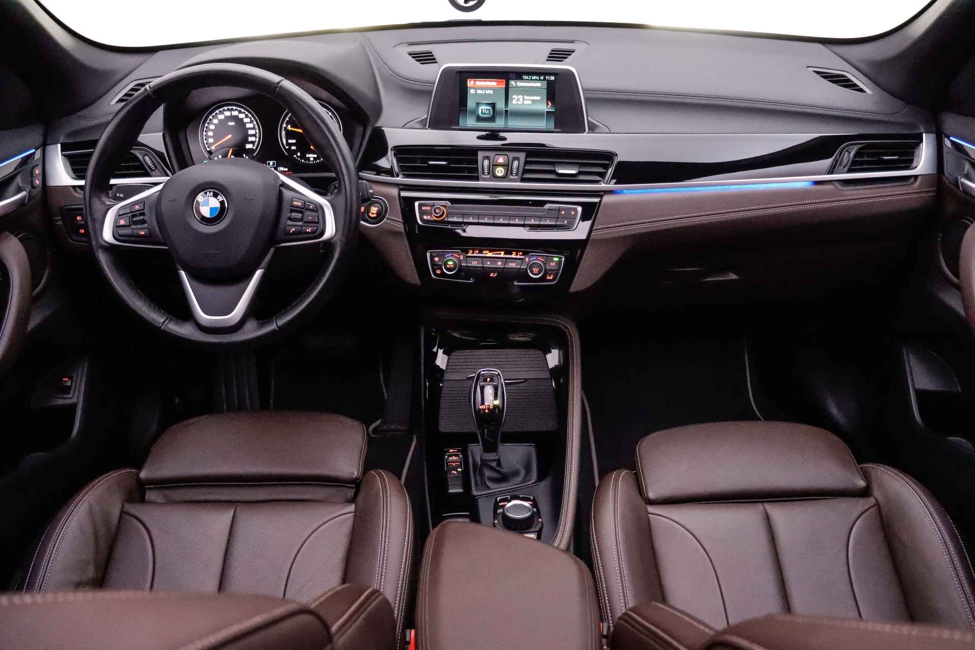 BMW X1 18iA INNOVATION SPORT PANO/DAKOTA LEDER/FULL LED/CAMERA/AMBIENT LIGHT/CLIMA/CRUISE/ELEK KLEP/LMV 19'' - 19/25