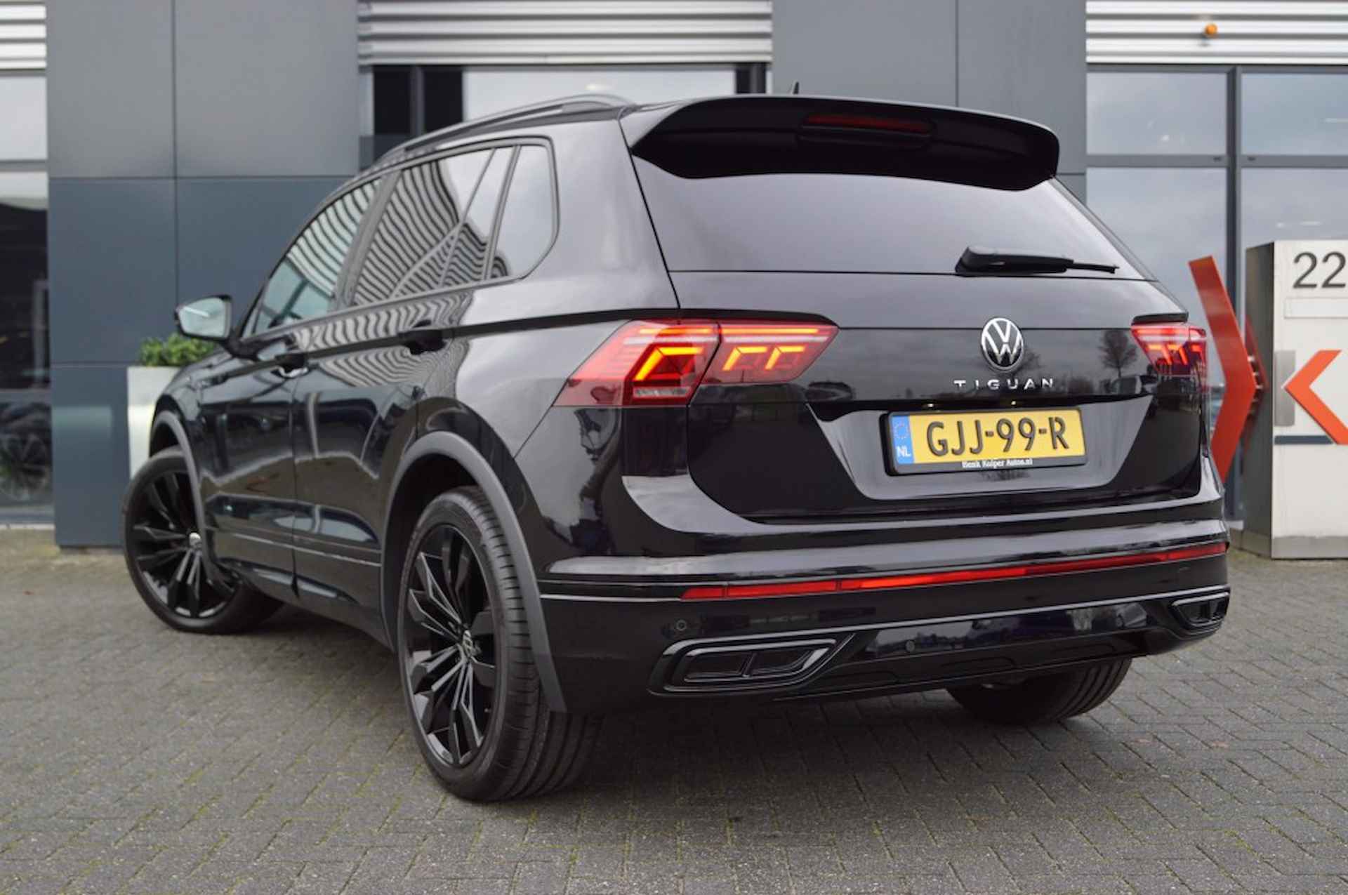 VOLKSWAGEN Tiguan 1.5 TSI DSG R-Line Blackstyle/ Panodak /IQ LED/ Trekhaak/Camera - 2/57