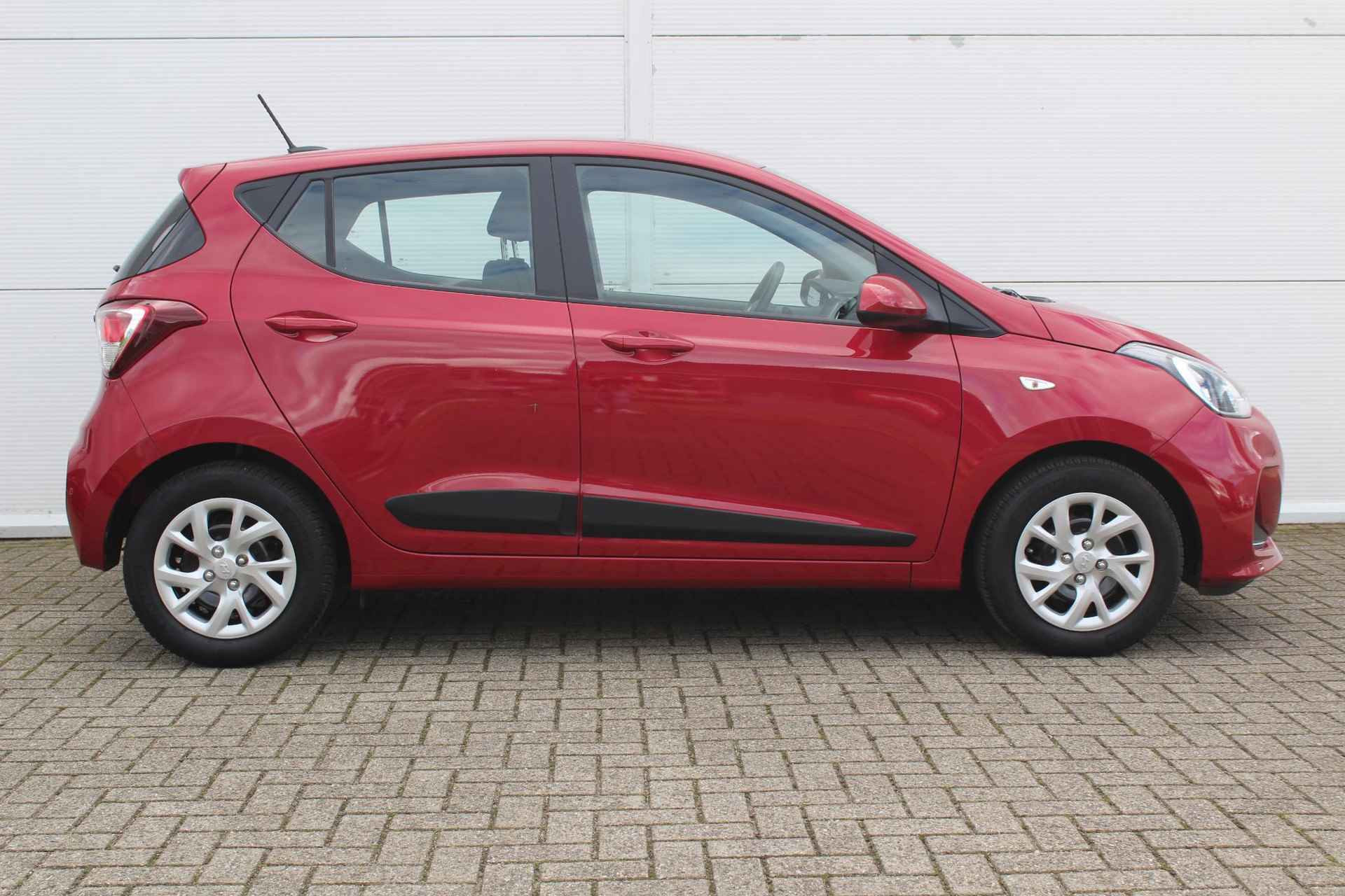 Hyundai i10 1.0i Comfort / Navigatie + Apple Carplay/Android Auto / Cruise Control / Airco / Parkeersensoren achter / Bluetooth / - 16/37