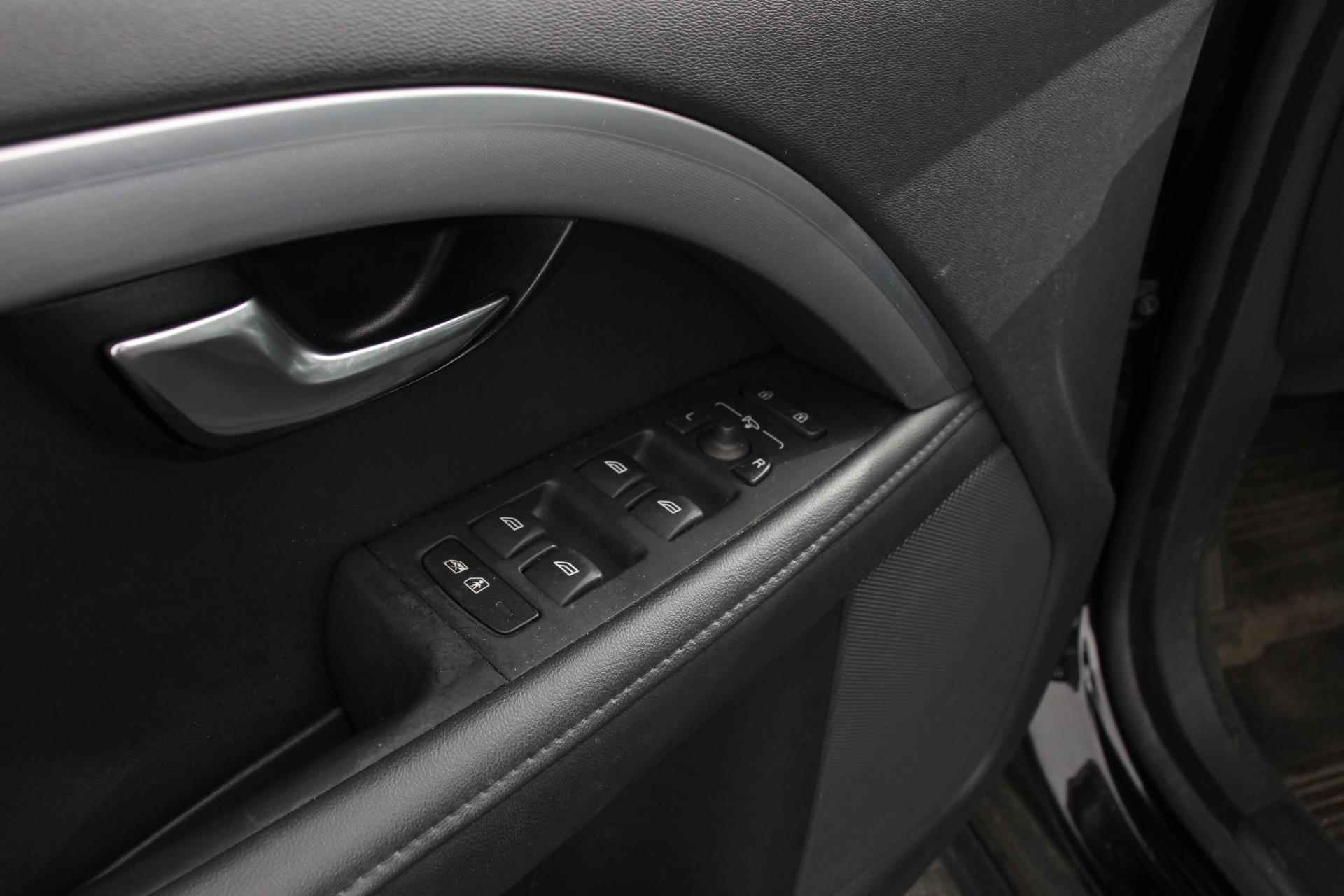 Volvo V70 2.0 T5 Automaat Dynamic Edition CNG | Navigatie | Trekhaak | Lederen Bekleding | Elektrische Achterklep | Lane Assist | - 12/30
