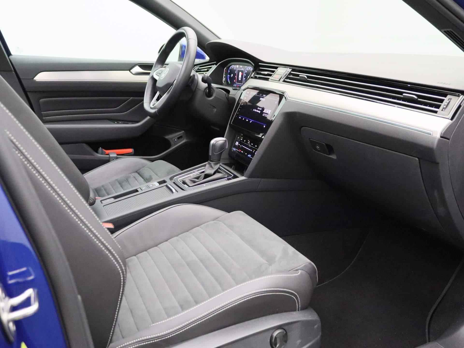 Volkswagen Passat Variant 1.5 TSI Elegance Business R | Half-Leder | Navigatie | Airco | Parkeersensoren | Camera | 18 Inch Velgen | LED | Stoelverwarming | - 40/48