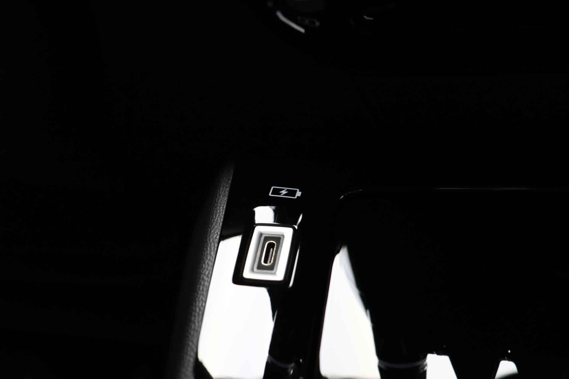 Peugeot e-2008 EV GT 50 kWh | Panoramadak | Adaptieve Cruise Control | Lane Assist | Stoelverwarming | Ambient Lighting | - 24/35