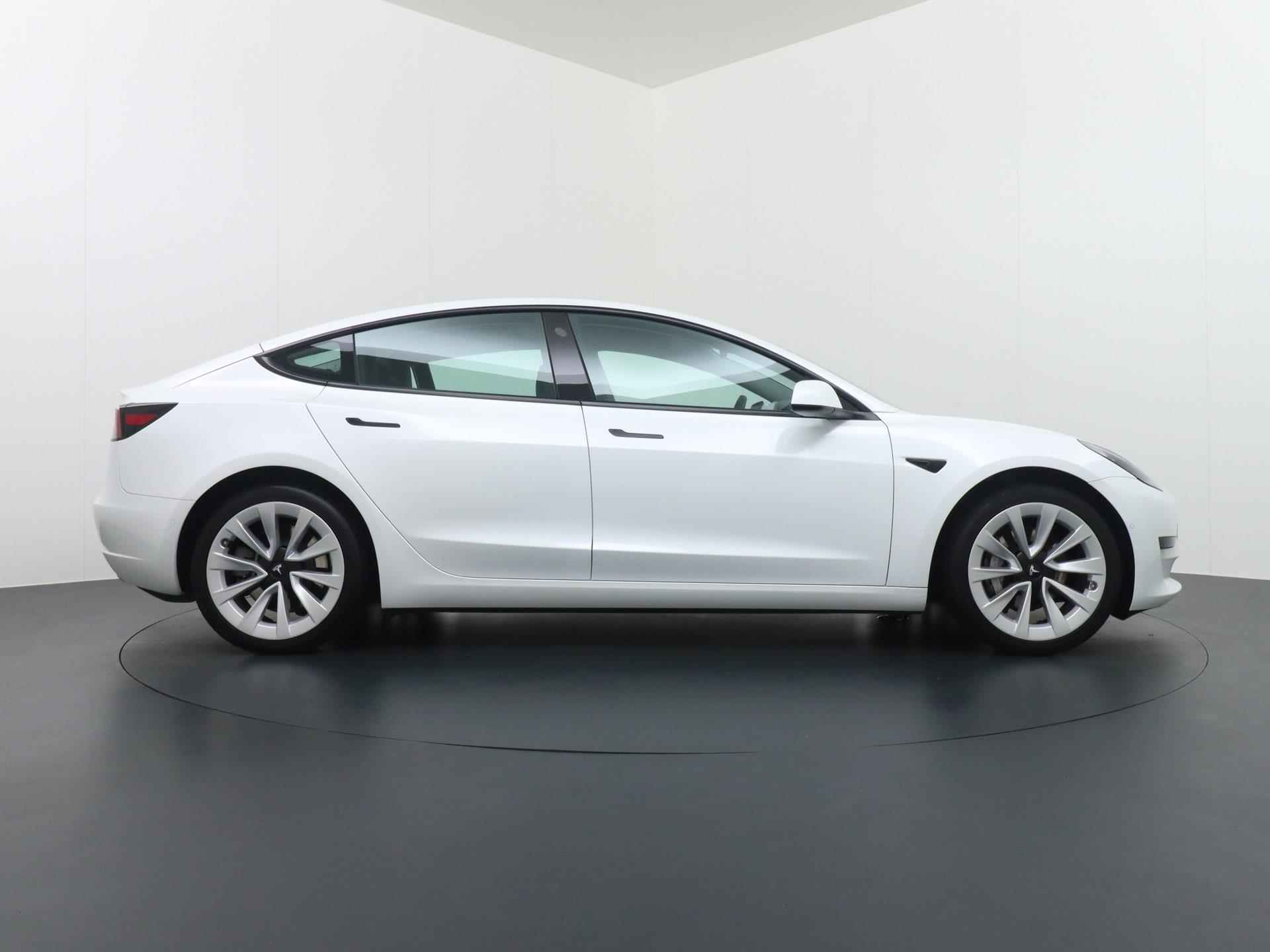 Tesla Model 3 Standard RWD Plus 60 kWh VAN 32.900,- VOOR 28.877,- | FACELIFT ORG. NL. NAP KM. - 9/36