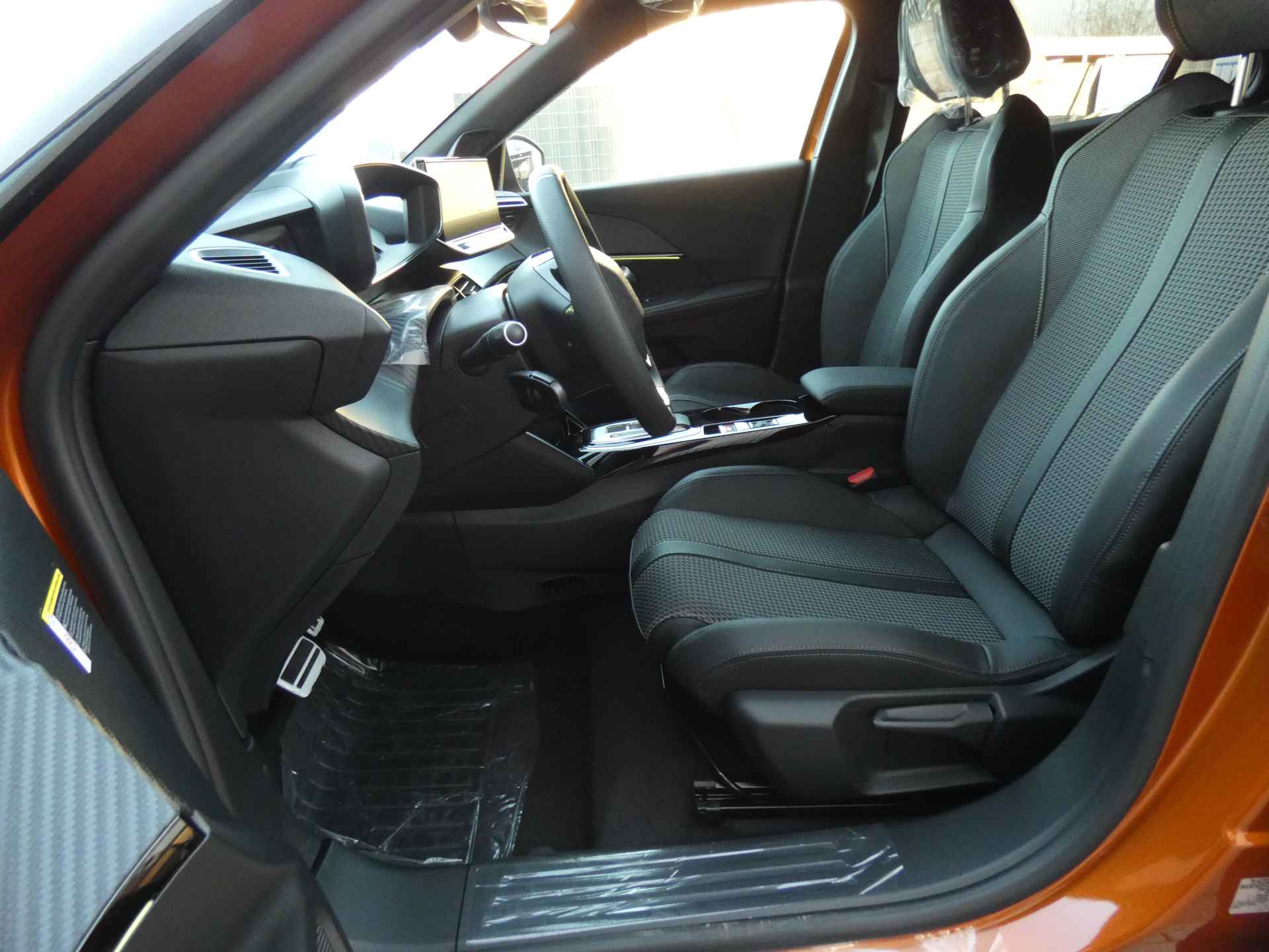 Peugeot e-2008 EV GT 50 kWh € 9.467 VOORDEEL! | Navigatie | Keyless Entry - 18/27