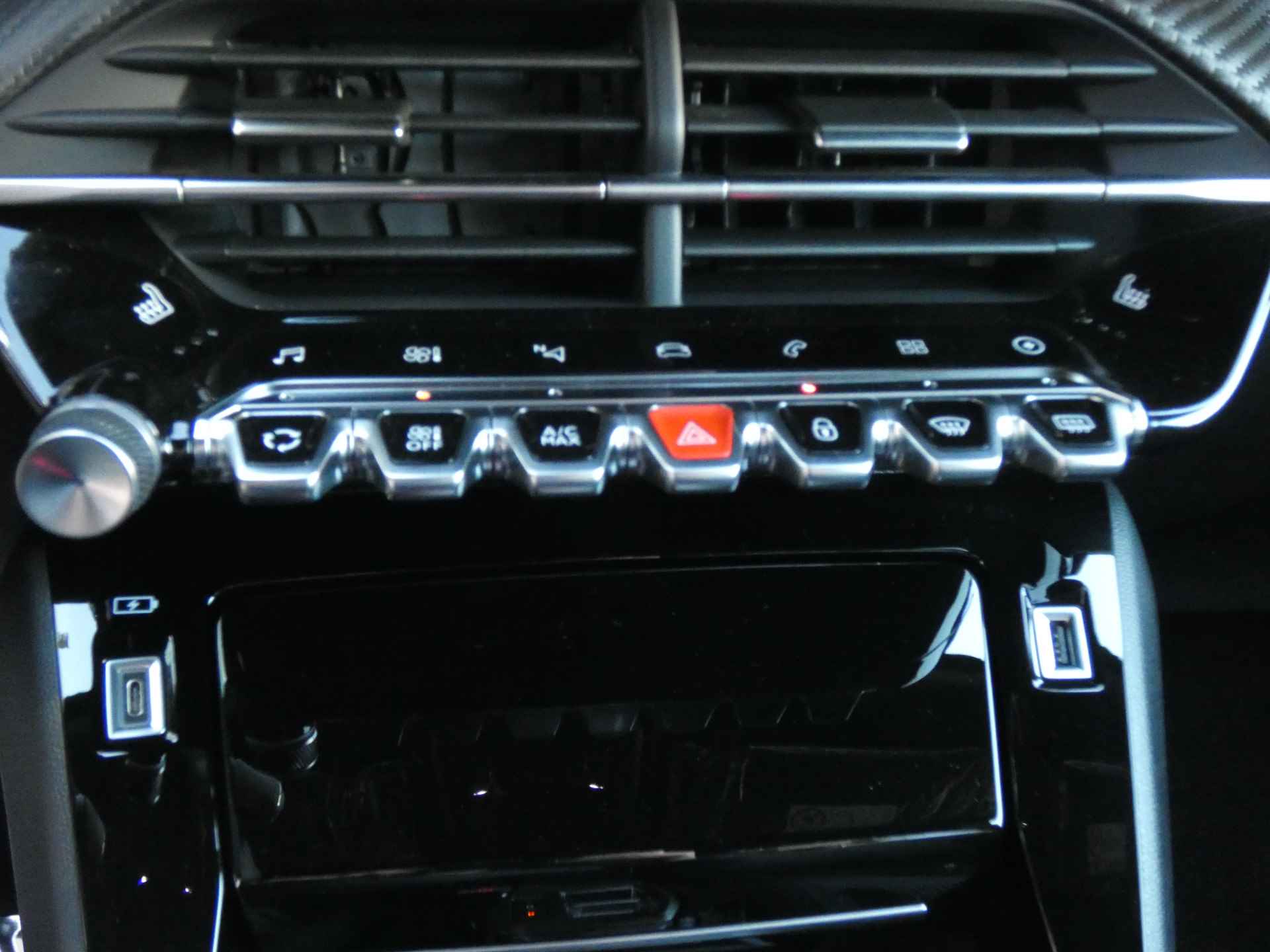 Peugeot e-2008 EV GT 50 kWh € 9.467 VOORDEEL! | Navigatie | Keyless Entry - 24/27