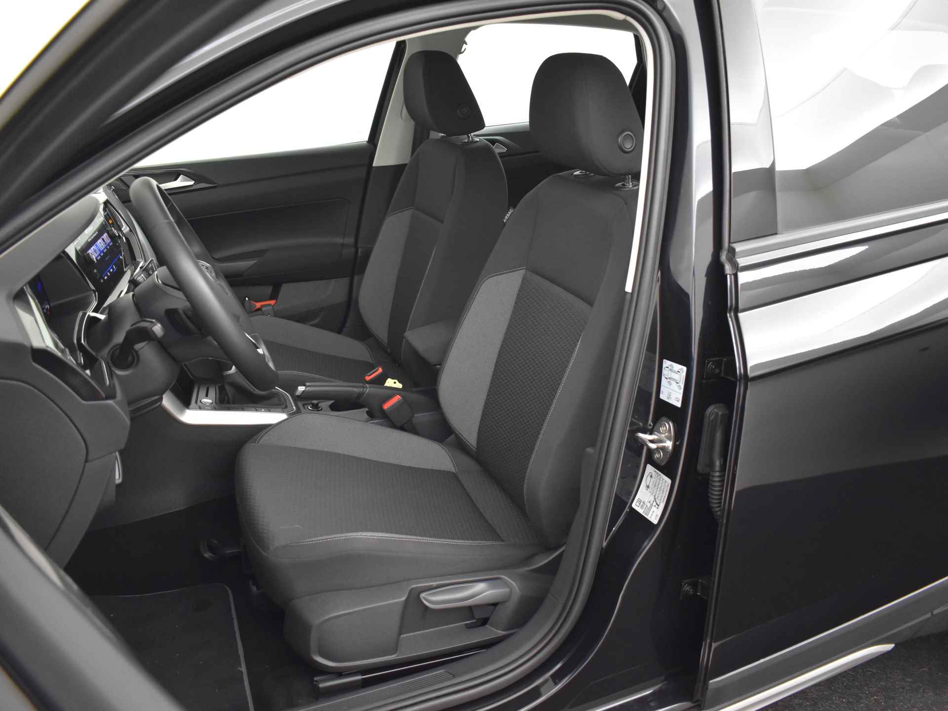 Volkswagen Taigo 1.0 110PK DSG TSI 110 PK Life | Adaptieve Cruise Control | Achteruitrijcamera | Verwarmde voorstoelen | Keyless Go | Navigatiesy - 17/37