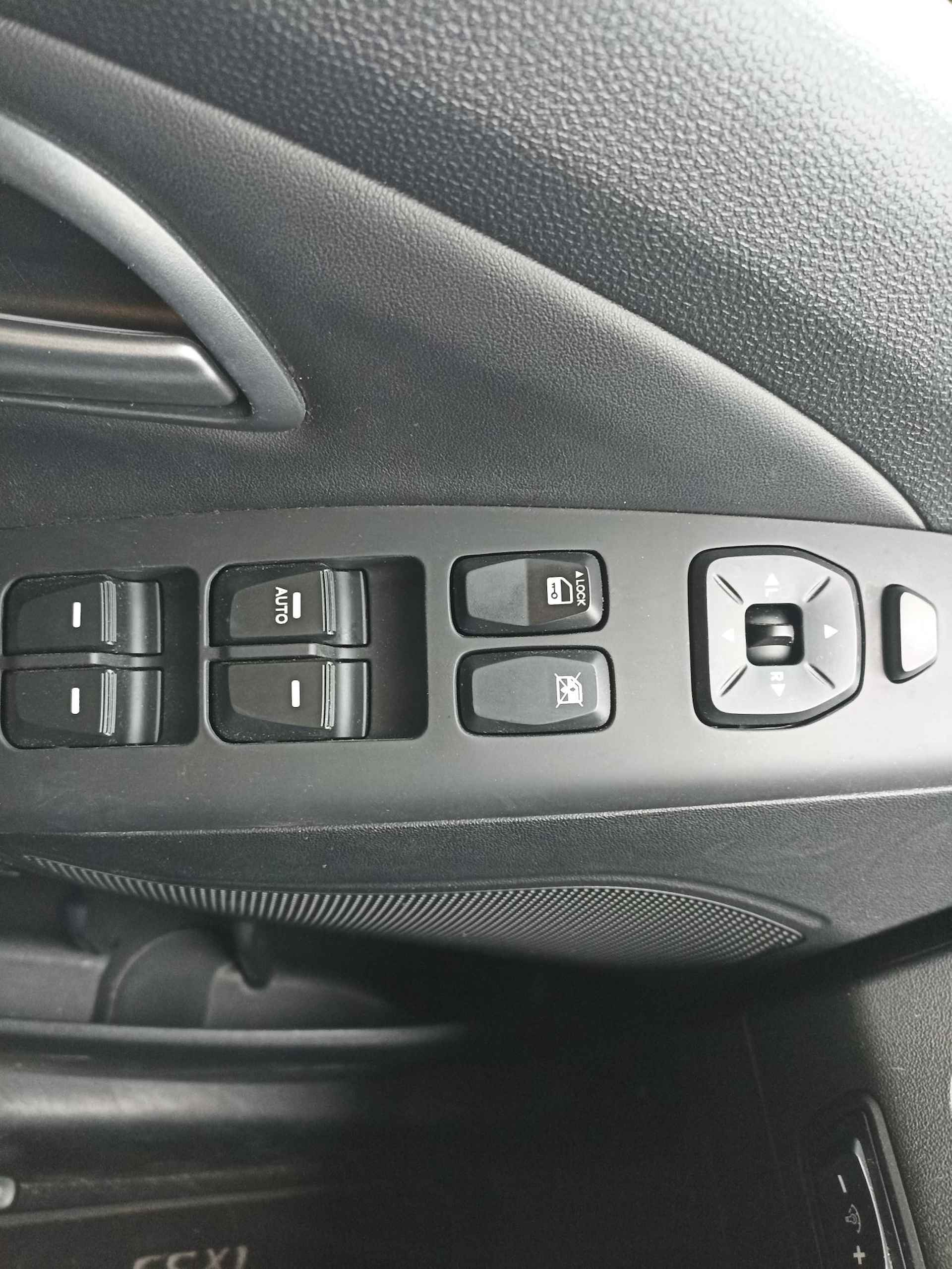 Hyundai ix35 1.6i GDI Go! 17"LM Velgen | Navigatie | PDC Achter | Panorama dak | Trekhaak | Stoelverwarming | - 23/28