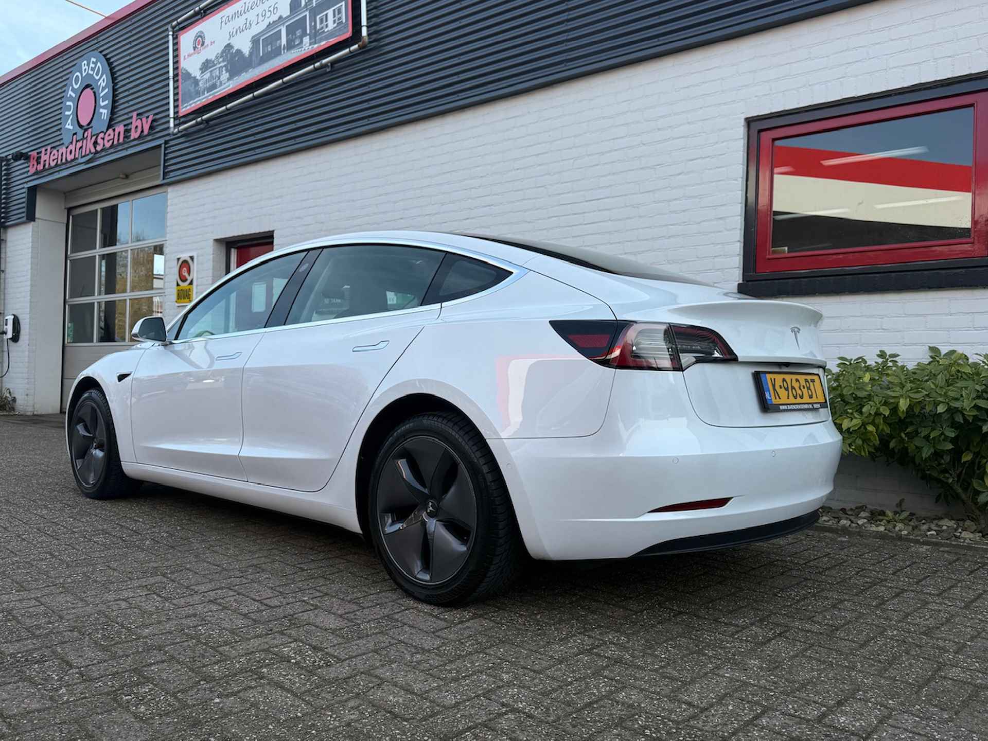 Tesla Model 3 Standard Plus RWD/ LFP accu/ Parelmoer wit/ Camera achter/ Lederen bekleding/ Stoelverwarming/ 1 Eigenaar/ Origineel NL/ NAP - 30/32