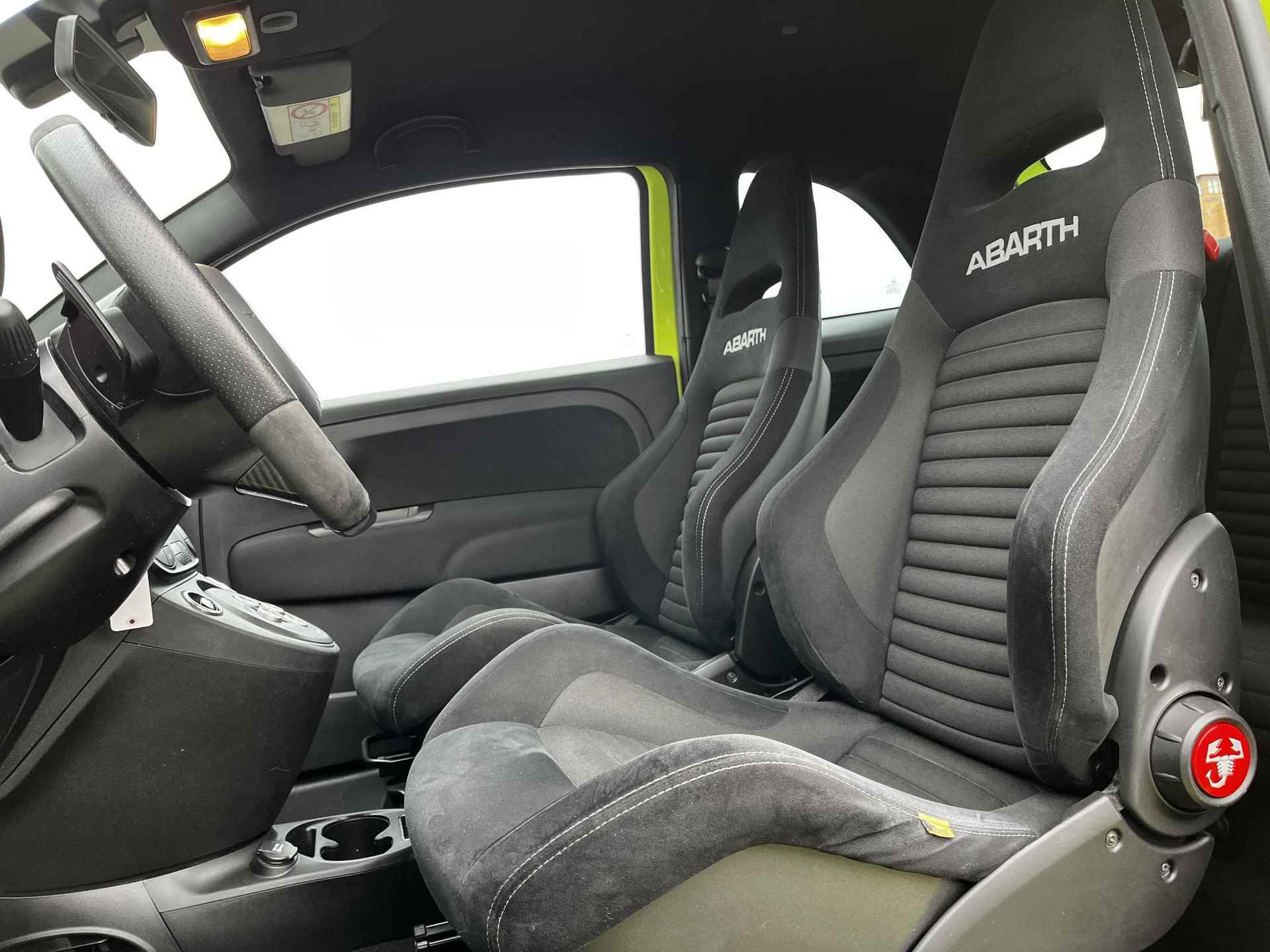 Abarth 595 1.4 T-Jet Abarth Competizione 70th Anniversary | Automaat| 180pk | Sabelt Stoelen | Navigatie, DAB, Bluetooth & AppleCarplay/AndroidAuto | 17'' Velgen - 31/35