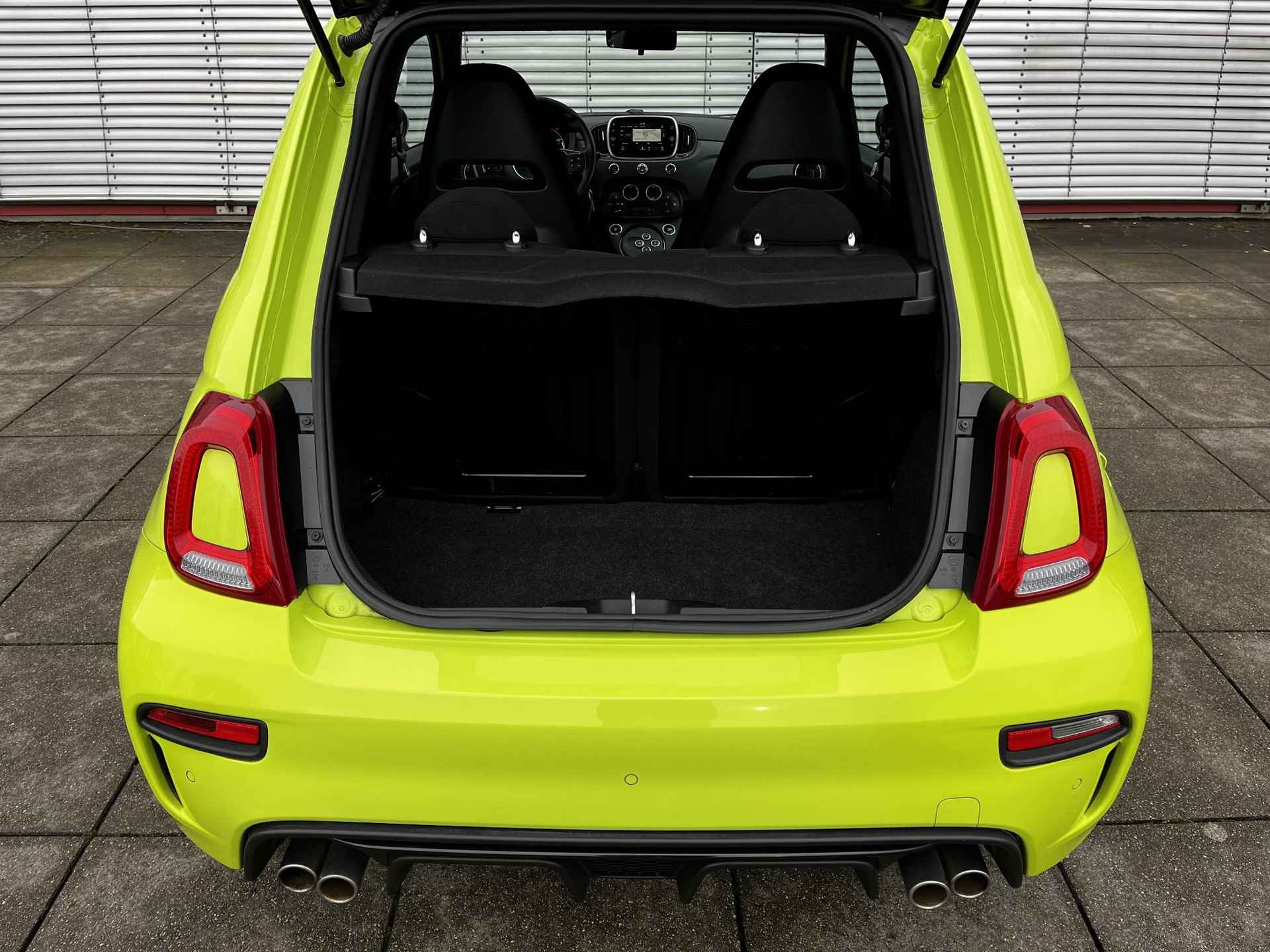 Abarth 595 1.4 T-Jet Abarth Competizione 70th Anniversary | Automaat| 180pk | Sabelt Stoelen | Navigatie, DAB, Bluetooth & AppleCarplay/AndroidAuto | 17'' Velgen - 12/35