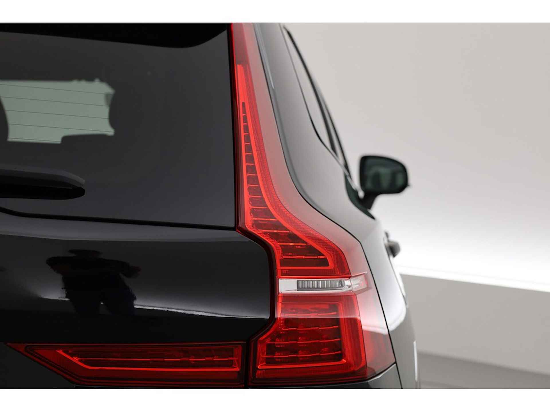 Volvo XC60 2.0 Recharge T8 AWD Plus Black Edition, H&K audio, 360 camera, ACC, BLIS - 9/29