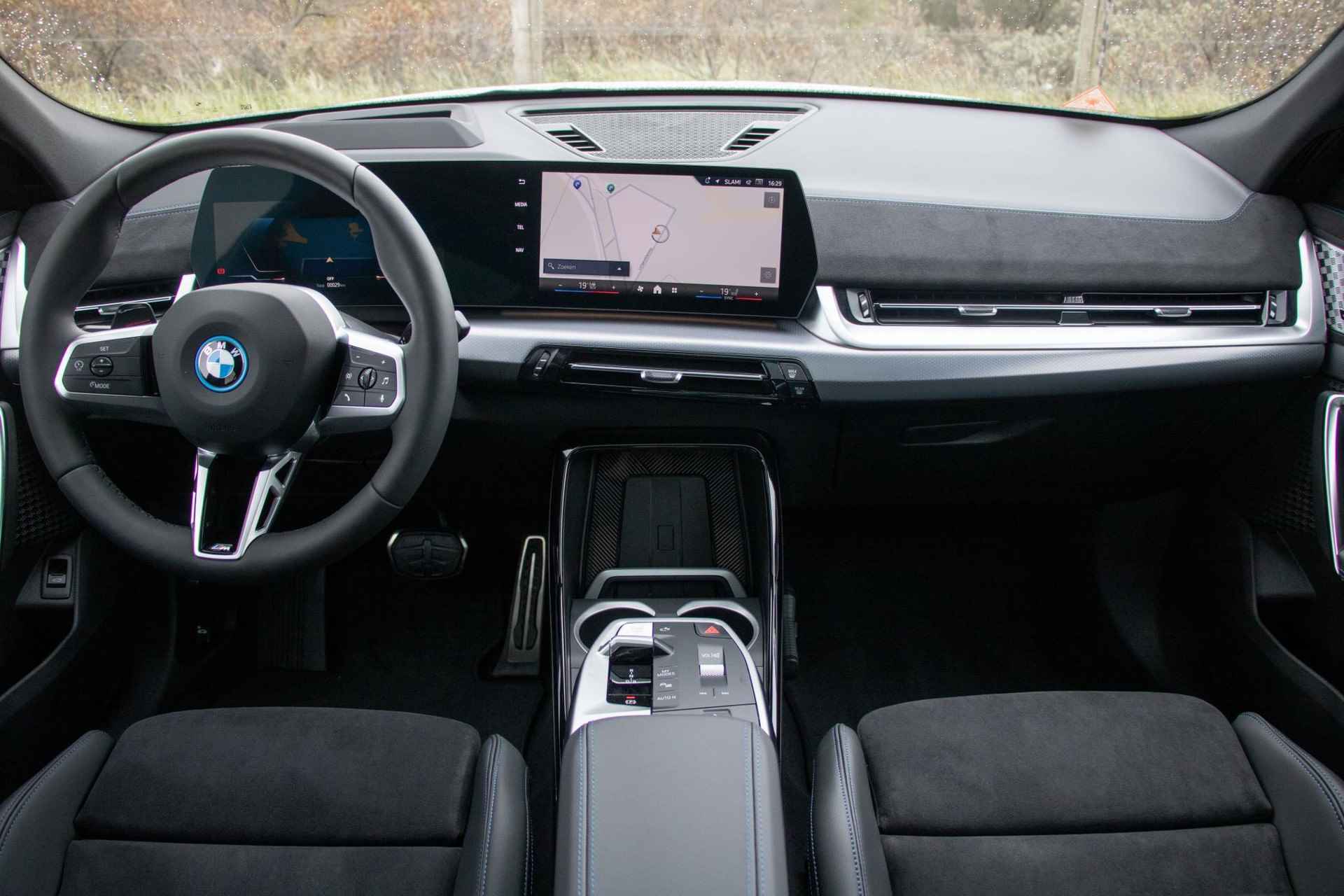 BMW iX2 eDrive20 | M Sport Pro | Glazen Panoramadak | Harman Kardon | Trekhaak | - 4/29
