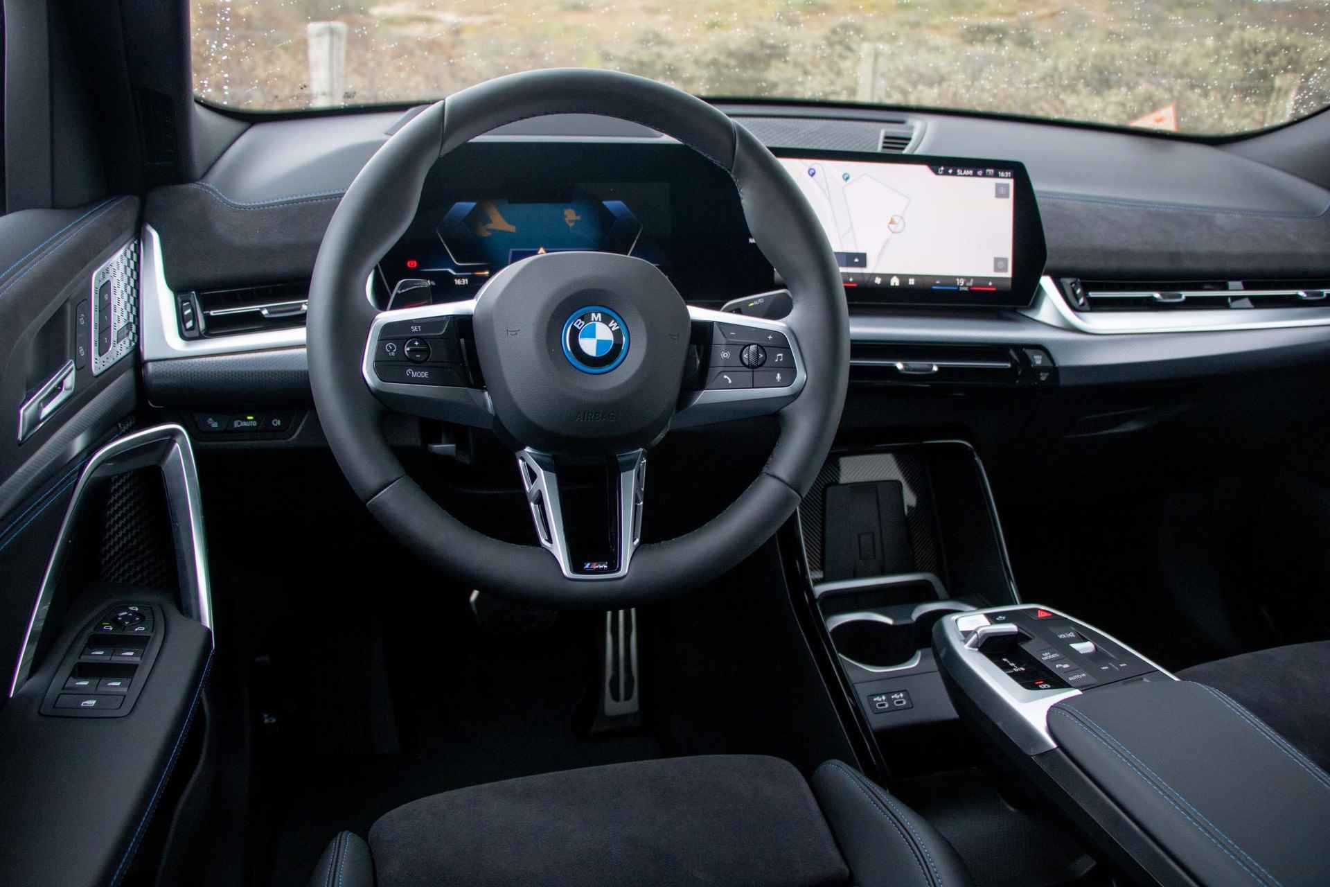 BMW iX2 eDrive20 | M Sport Pro | Glazen Panoramadak | Harman Kardon | Trekhaak | - 8/29