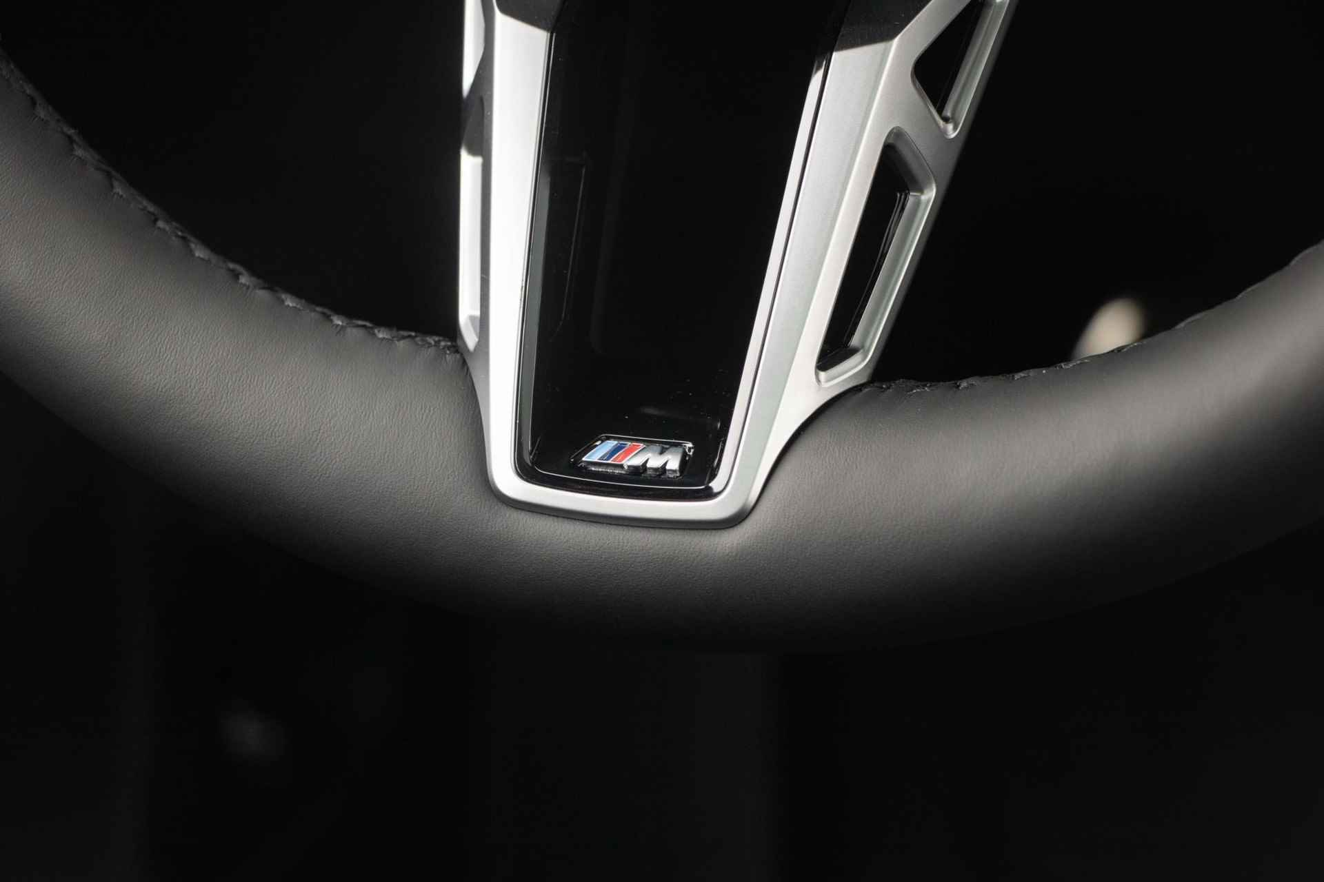 BMW iX2 eDrive20 | M Sport Pro | Glazen Panoramadak | Harman Kardon | Trekhaak | - 10/29