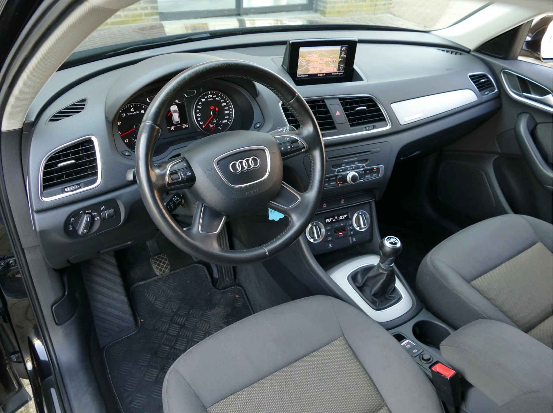 Audi Q3 2.0 TFSI quattro Pro Line | navigatie | trekhaak | all-season-banden - 31/49