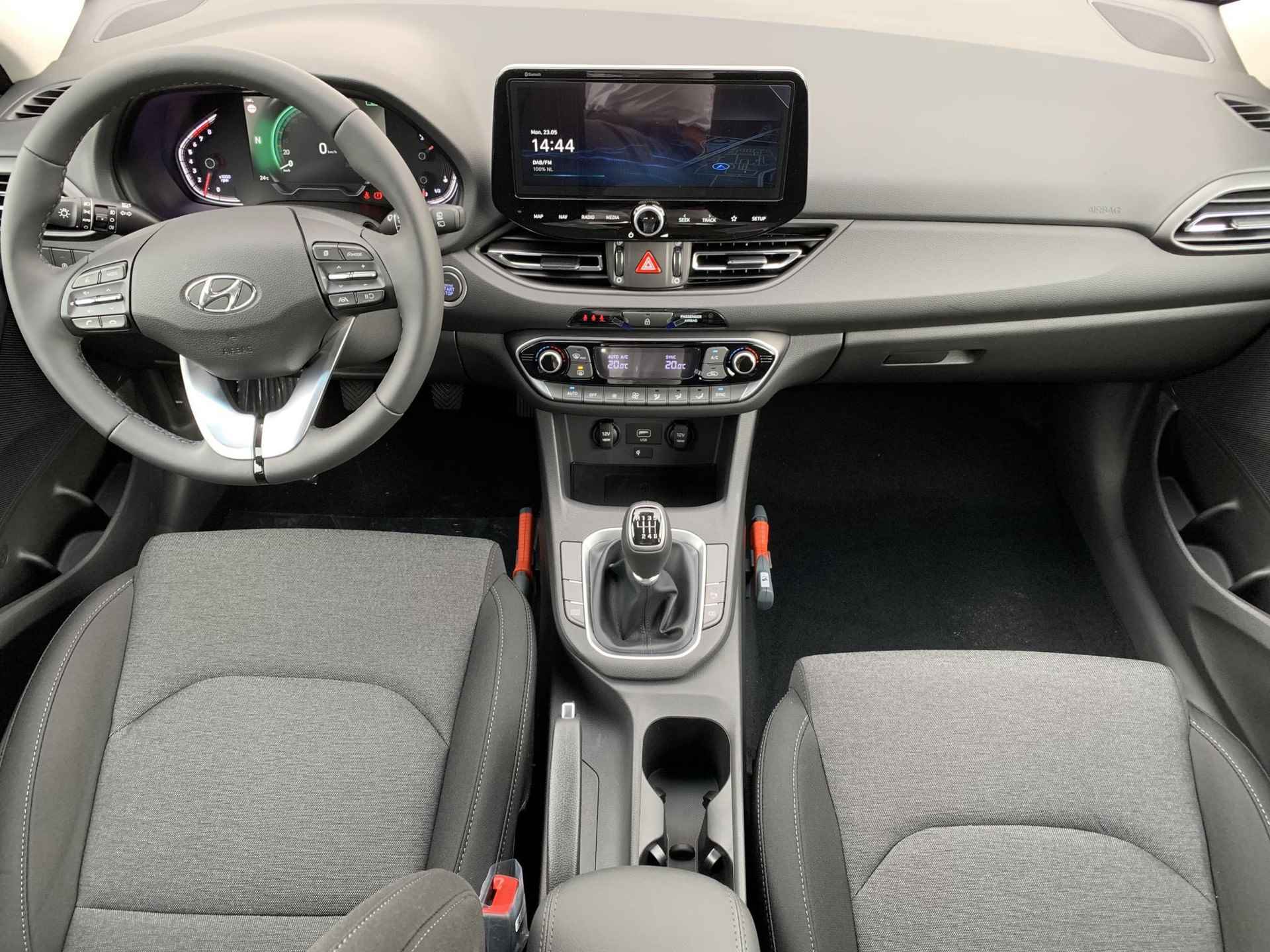 Hyundai i30 1.0 T-GDi MHEV Comfort Smart / Climate Control / Cruise Control / Camera / Navigatie / Keyless Entree / - 2/41