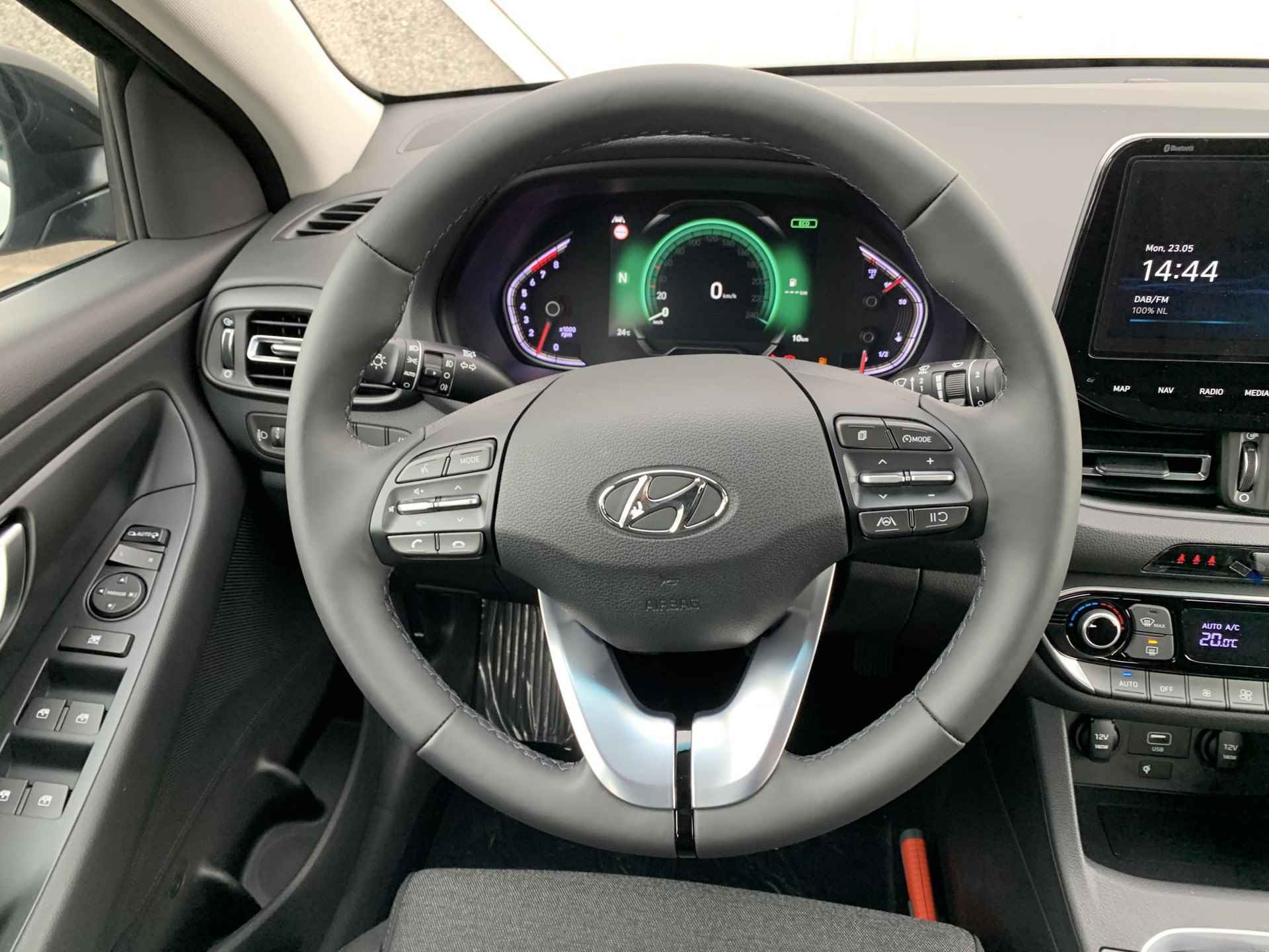 Hyundai i30 1.0 T-GDi MHEV Comfort Smart / Climate Control / Cruise Control / Camera / Navigatie / Keyless Entree / - 25/41