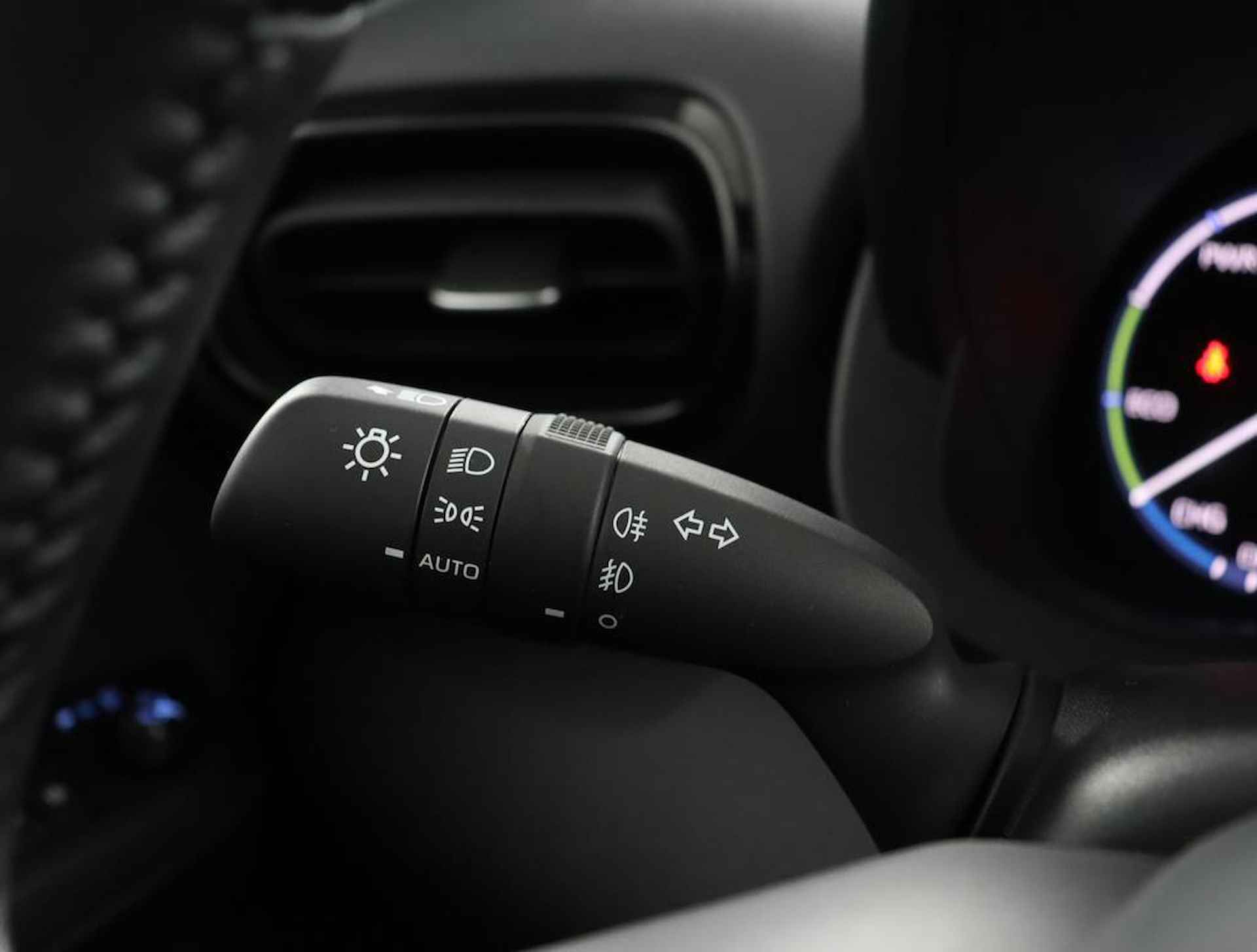 Toyota Yaris Cross 1.5 Hybrid Dynamic | Parkeersensoren | Navigatie | Stoel/stuurverwarming | - 30/52