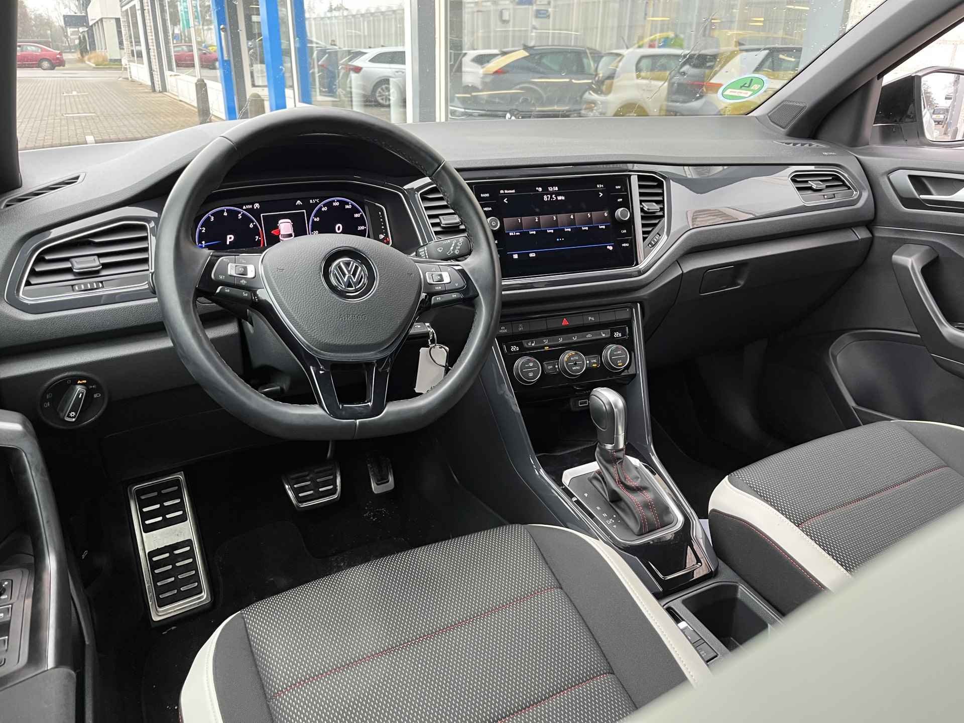 Volkswagen T-Roc 1.5 TSI Sport / AUTOMAAT/ DIGITAL DASH/ ADAPT-CRUISE/ NAVI/ APP-CONNECT/ PARK. SENSOREN + CAMERA/ CLIMA/ STUUR-STOELVERWARMING - 7/30