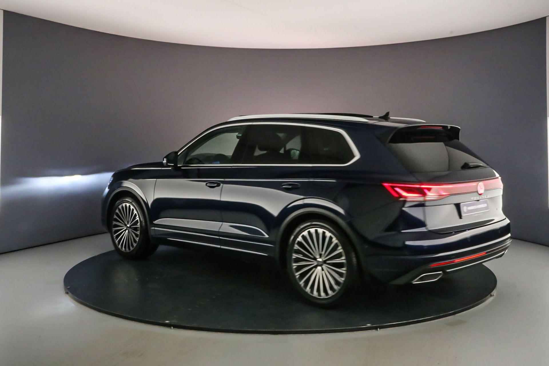 Volkswagen Touareg Elegance 3.0 TSI eHybrid 462pk Tiptronic Trekhaak, Panoramadak, Head up display, Lederen bekleding, Luchtvering, 360 camera, Navigatie, Adaptive cruise control, Elektrische achterklep - 3/65