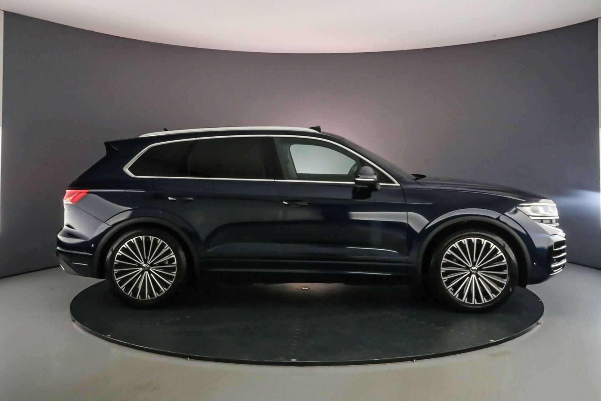 Volkswagen Touareg Elegance 3.0 TSI eHybrid 462pk Tiptronic Trekhaak, Panoramadak, Head up display, Lederen bekleding, Luchtvering, 360 camera, Navigatie, Adaptive cruise control, Elektrische achterklep - 7/65