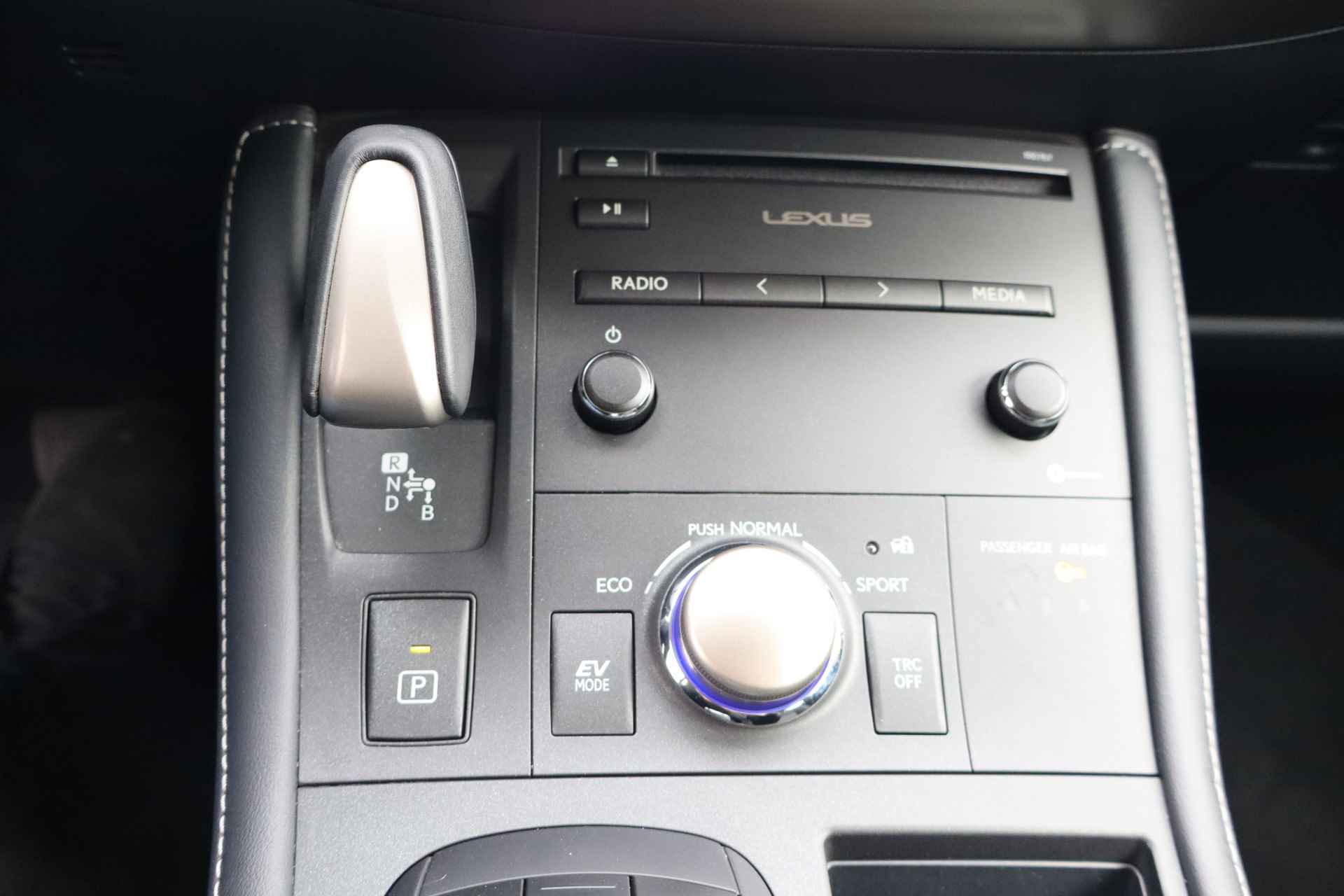 Lexus CT 200h Business Line NL-Auto!! Camera I Climate I PDC -- A.S. ZONDAG GEOPEND VAN 11.00 T/M 15.30 -- - 15/34