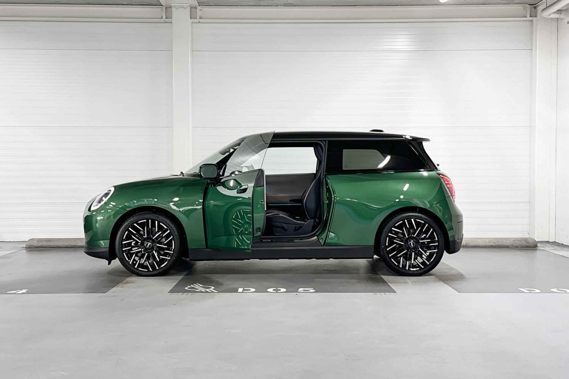 MINI Cooper E |  Favoured Trim | Pakket M | 18" Night Flash Spoke two-tone - 3/20