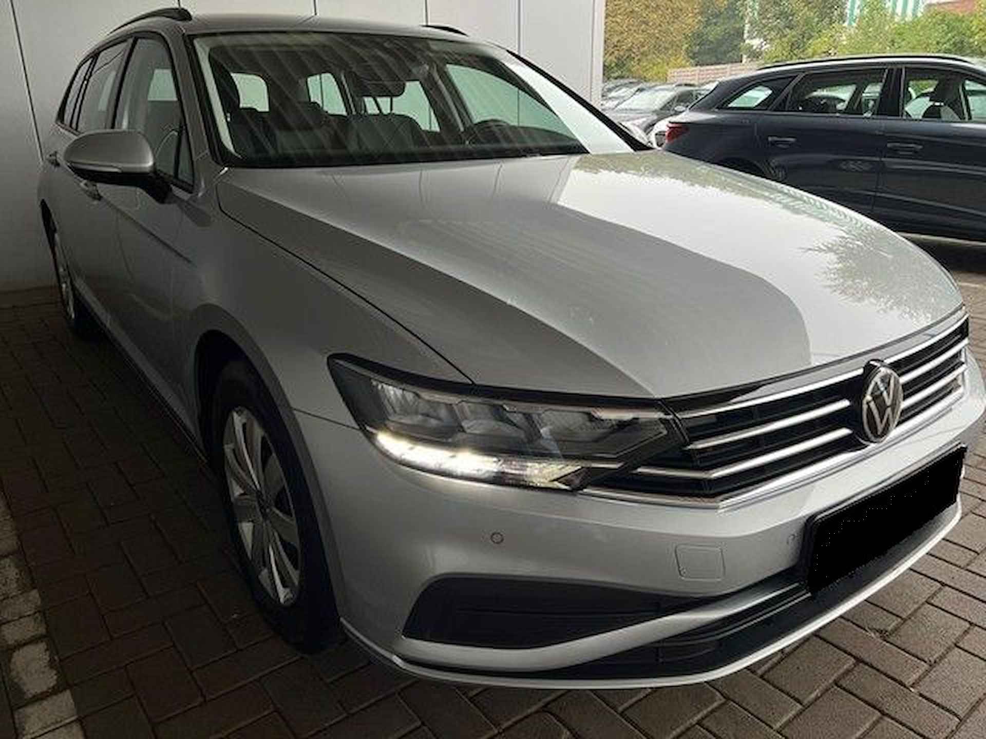 Volkswagen Passat Variant 2.0 TDI Business ACC LED DAB Navi Camera - 2/18