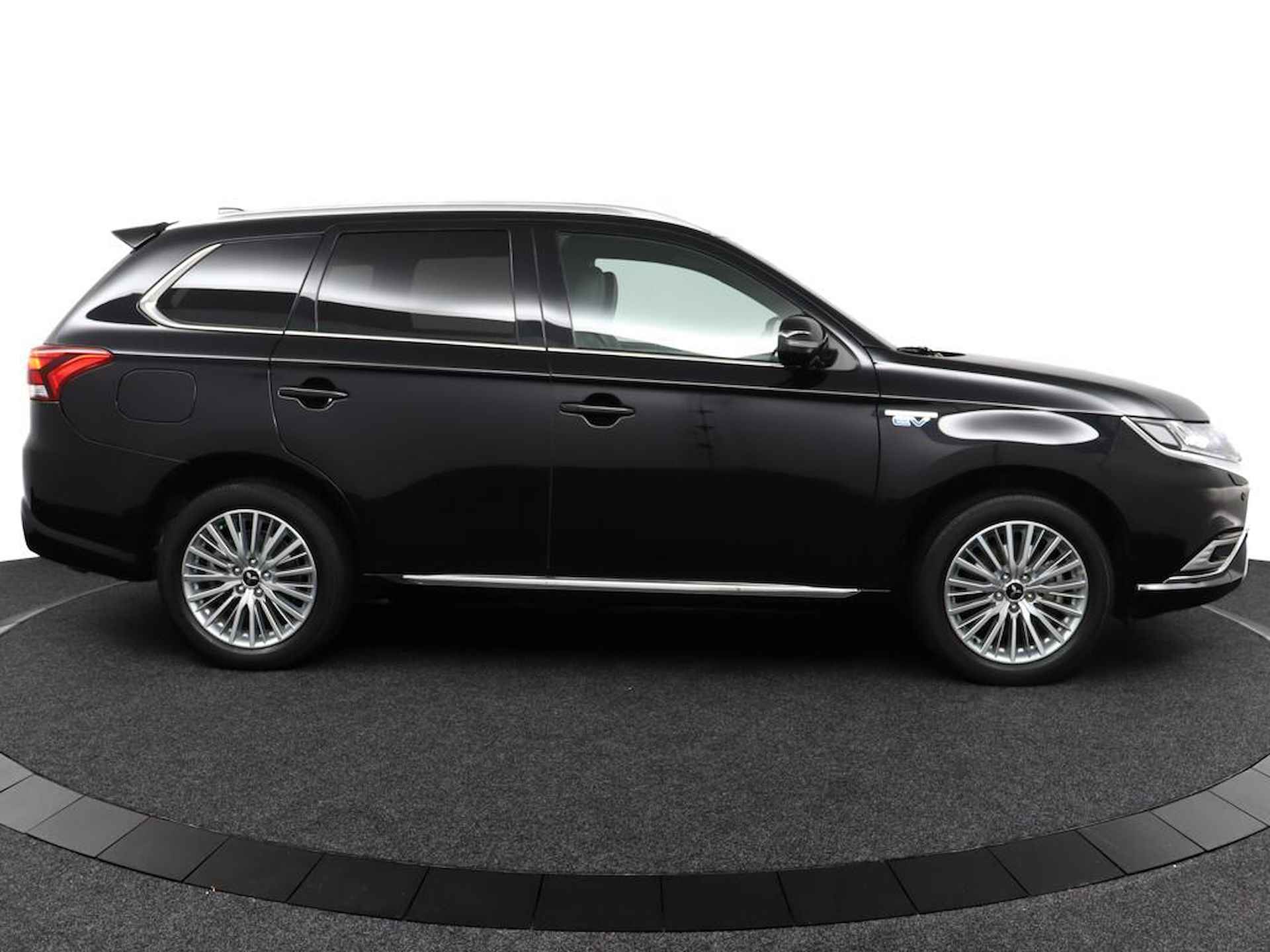 Mitsubishi Outlander 2.4 PHEV Instyle | Trekhaak | Leer | Parkeerhulp V+A | Eerste Eigenaar | Getint Glas | Navigatie - 4/57